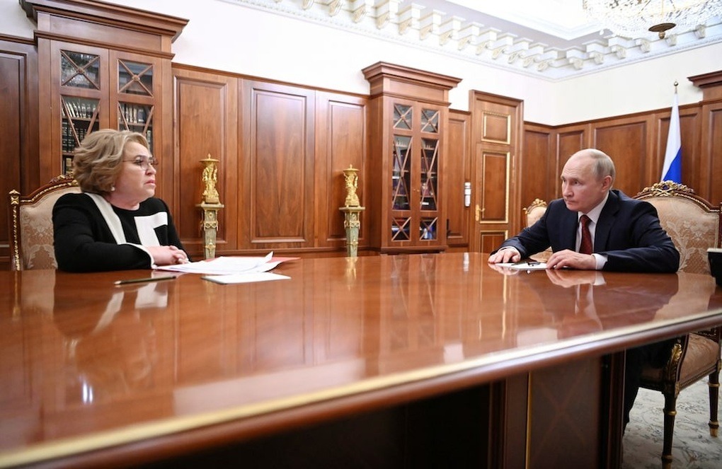 Tổng thống Nga Vladimir Putin v&agrave; Chủ tịch Thượng viện Nga Valentina Matviyenko. Ảnh: Reuters