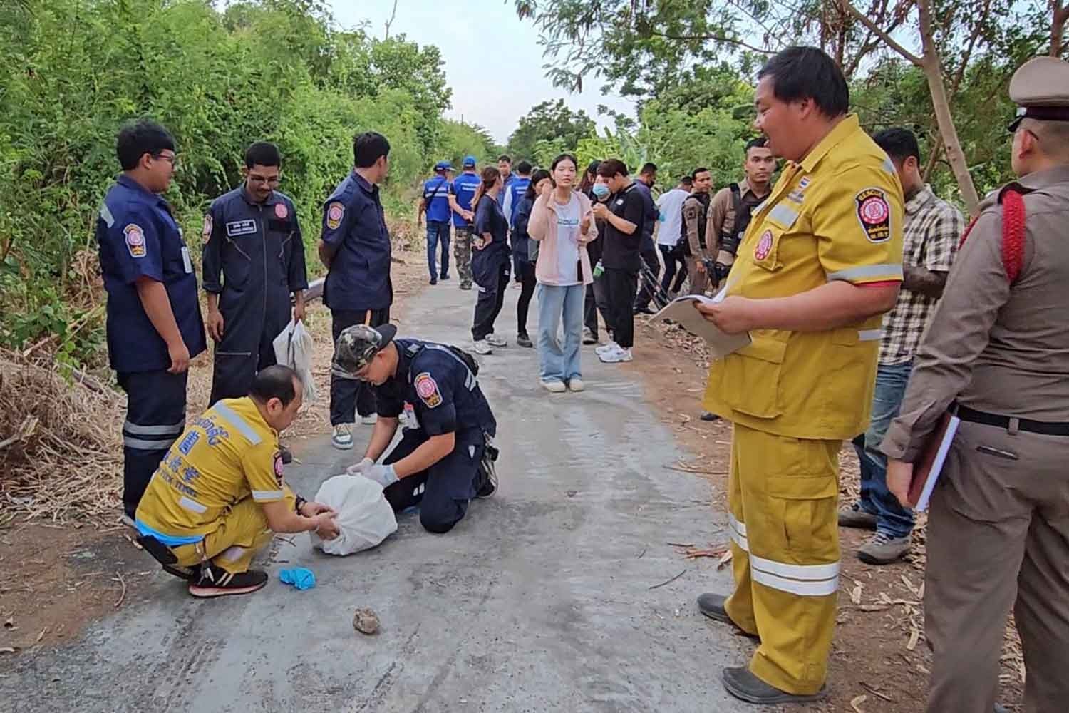 Cảnh s&aacute;t Th&aacute;i Lan đang thu hồi phần thi thể bị vứt ở Soi Sawaing 2. Ảnh: Bangkok Post