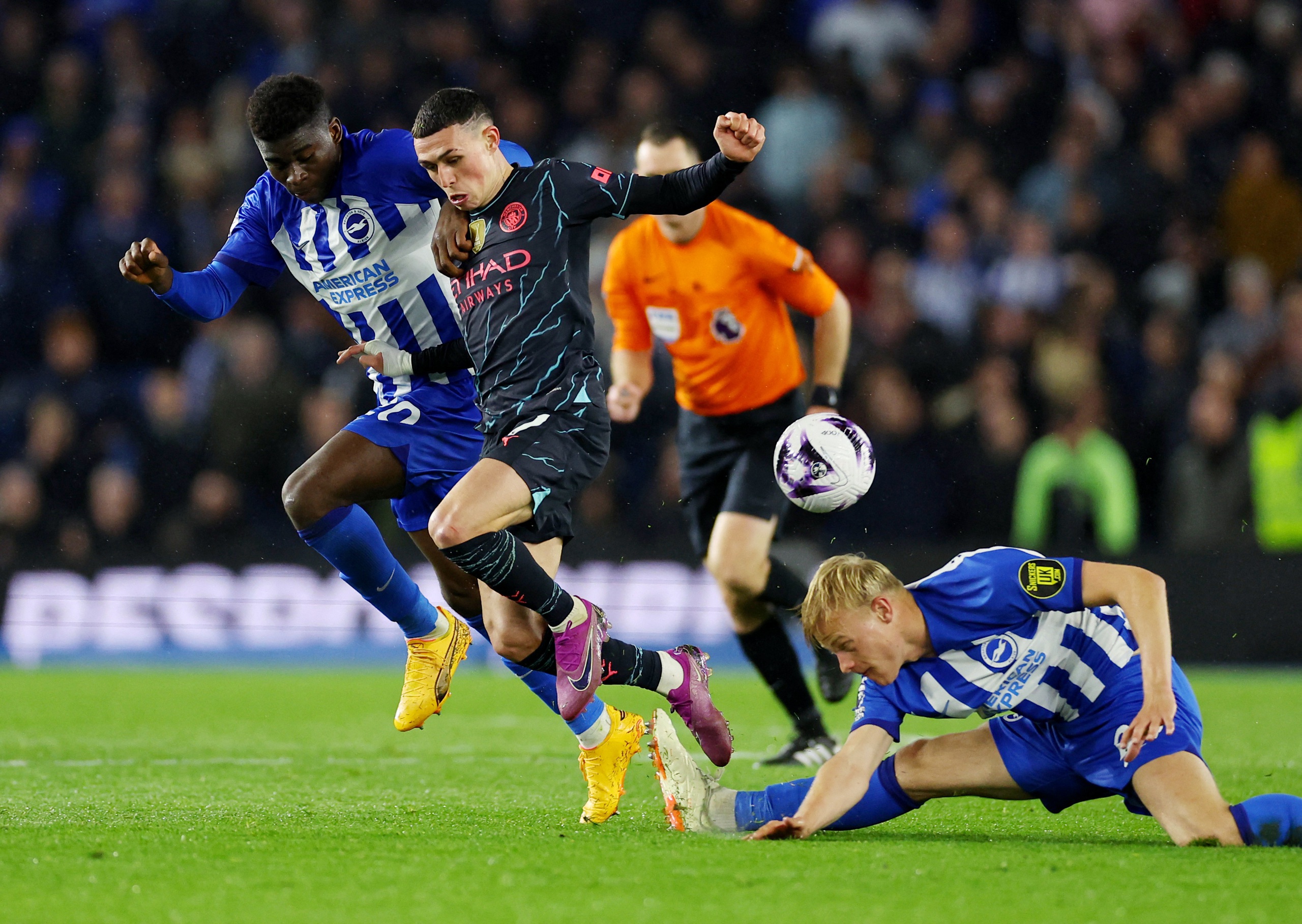 Phil Foden đối đầu c&ugrave;ng Carlos Baleba v Jan Paul van Hecke