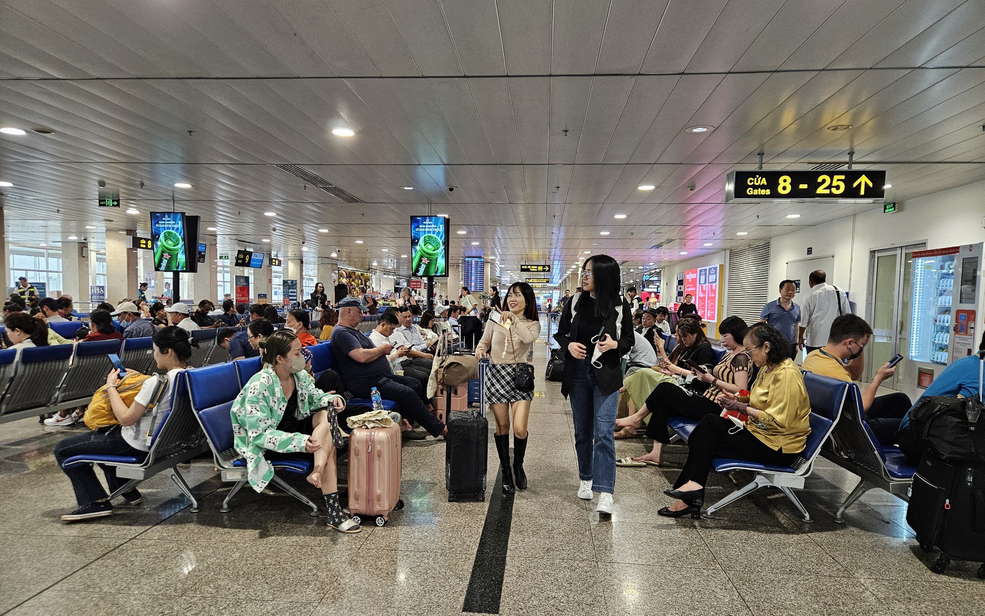 Giá vé máy bay cao, thông tin bất ngờ về lượng khách qua sân bay Tân Sơn Nhất