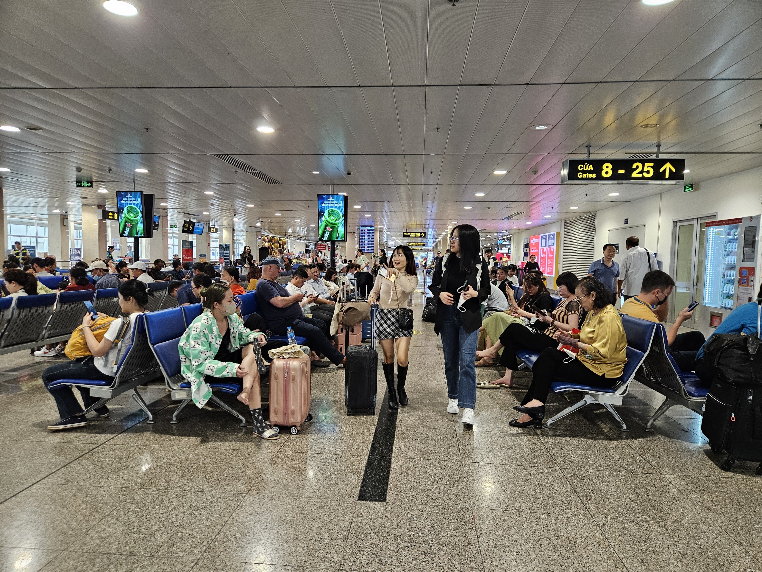 Gi&aacute; v&eacute; m&aacute;y bay cao, th&ocirc;ng tin bất ngờ về lượng kh&aacute;ch qua s&acirc;n bay T&acirc;n Sơn Nhất- Ảnh 1.