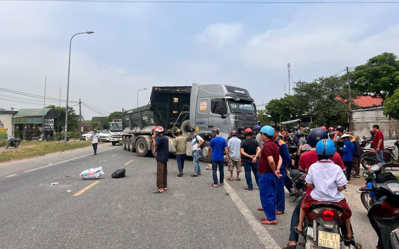 Xe máy va chạm xe đầu kéo, nữ giáo viên và 1 người đàn ông tử vong