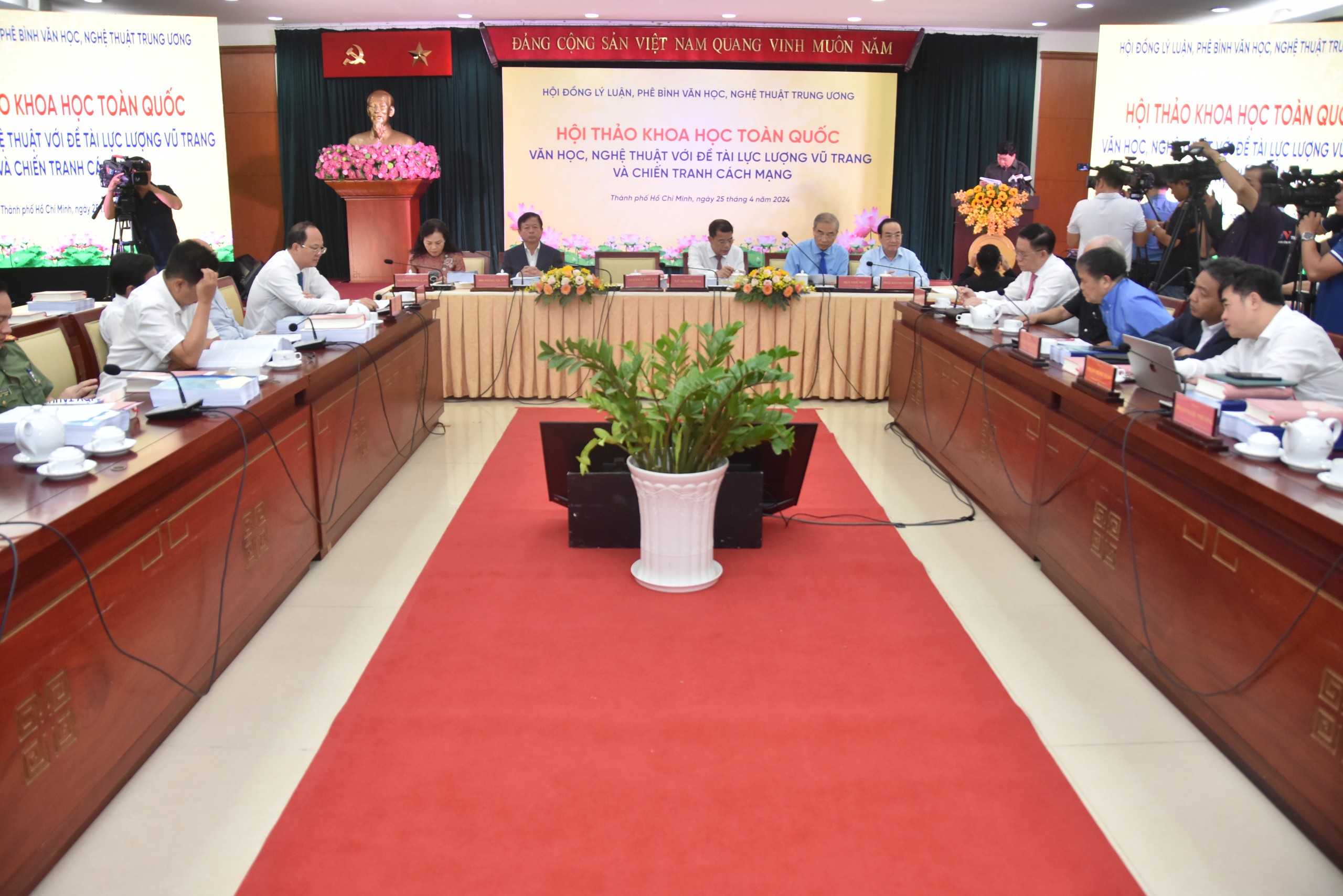Văn nghệ sĩ lực lượng vũ trang phải là hạt nhân của nền văn học Việt Nam- Ảnh 1.