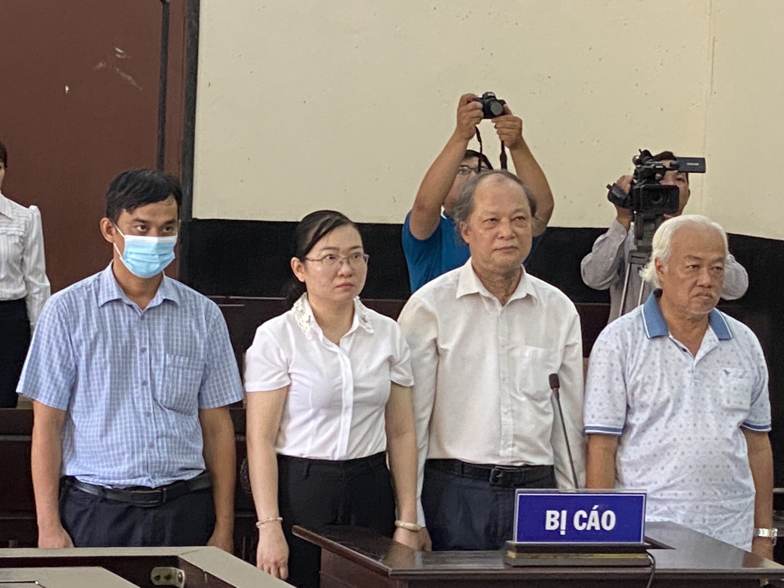 Nhận “lại quả” từ Việt Á hơn 2 tỉ đồng, 4 bị cáo tại CDC Tiền Giang được miễn hình phạt- Ảnh 1.