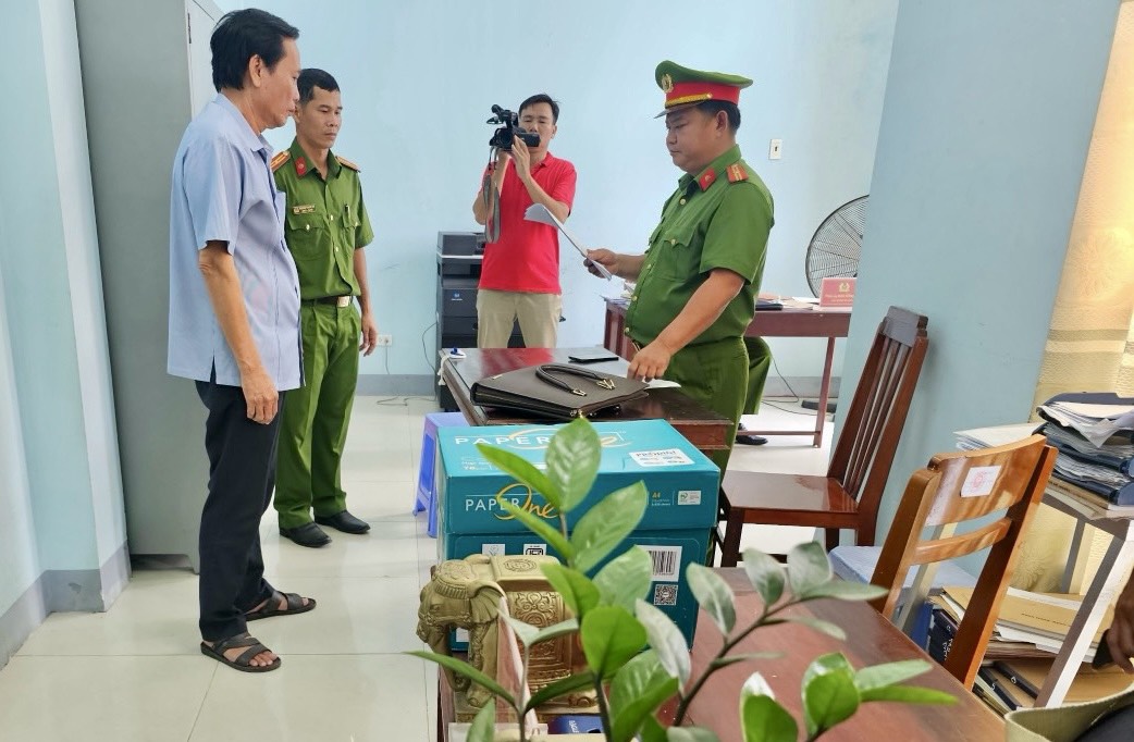 Thêm một Phó Chủ tịch UBND TP Long Xuyên bị bắt- Ảnh 1.