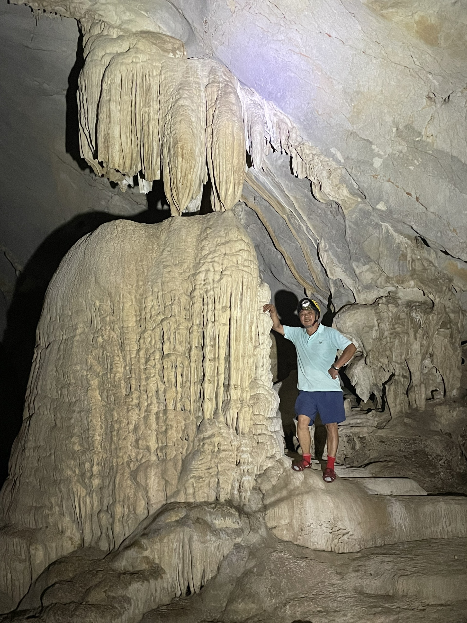 Hang động có khối thạch nhũ đẹp như
