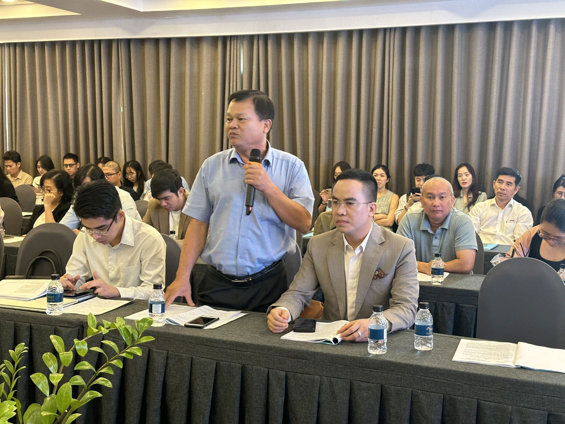C&aacute;c đại biểu g&oacute;p &yacute; sửa đổi một số điều của Luật Quảng c&aacute;o s&aacute;ng 26-4 Ảnh: PHƯƠNG AN