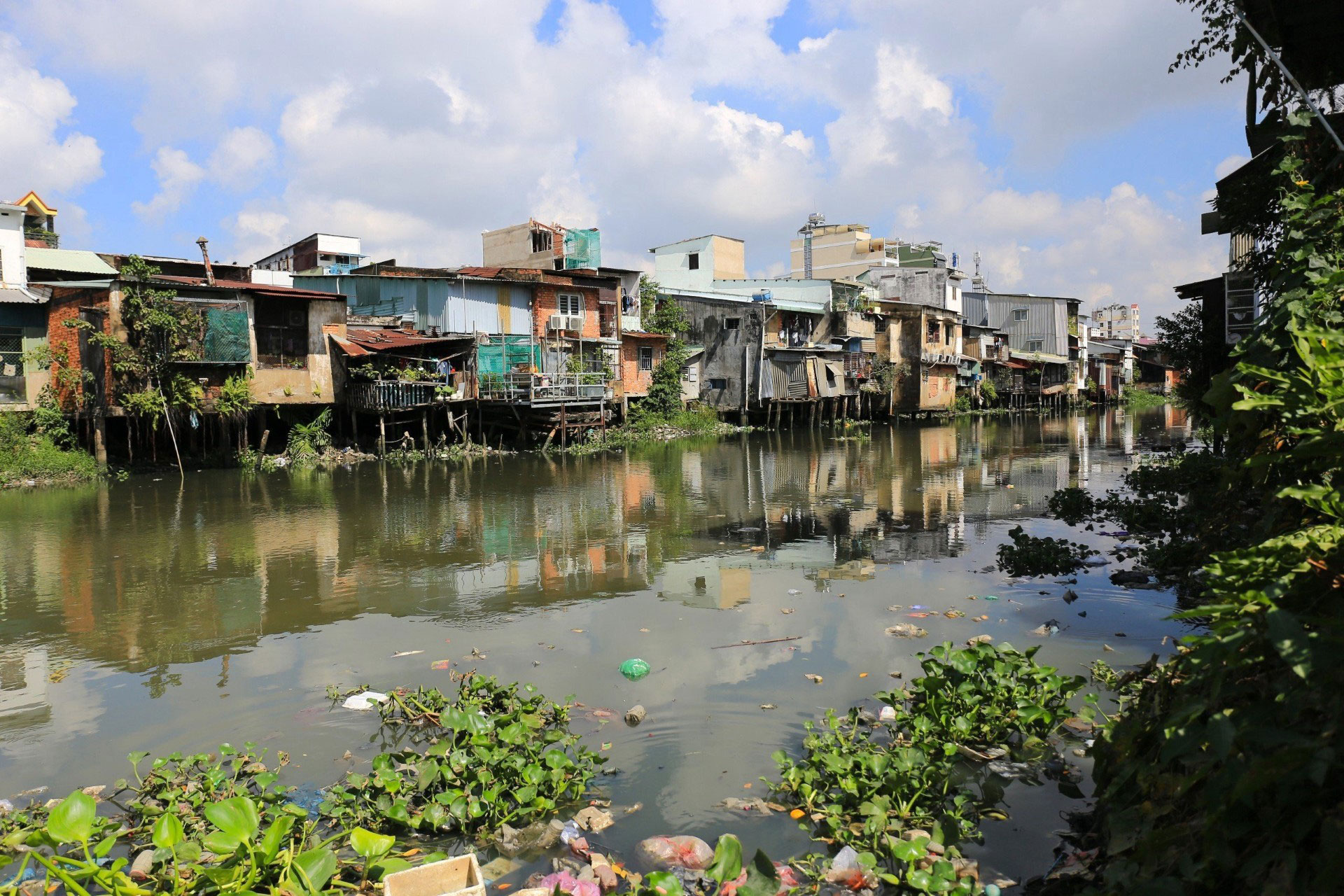 Nhà ven rạch Xuyên Tâm Ảnh: QUỐC ANH