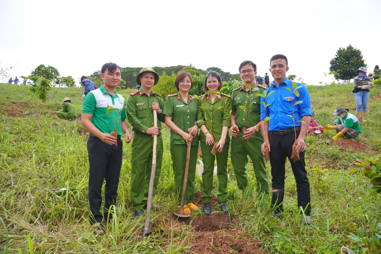 Cuộc thi viết &ldquo;L&Ograve;NG TỐT QUANH TA&rdquo;: Ch&agrave;ng trung &uacute;y l&agrave;m thiện nguyện bằng c&acirc;y xanh v&agrave; s&aacute;ch- Ảnh 3.