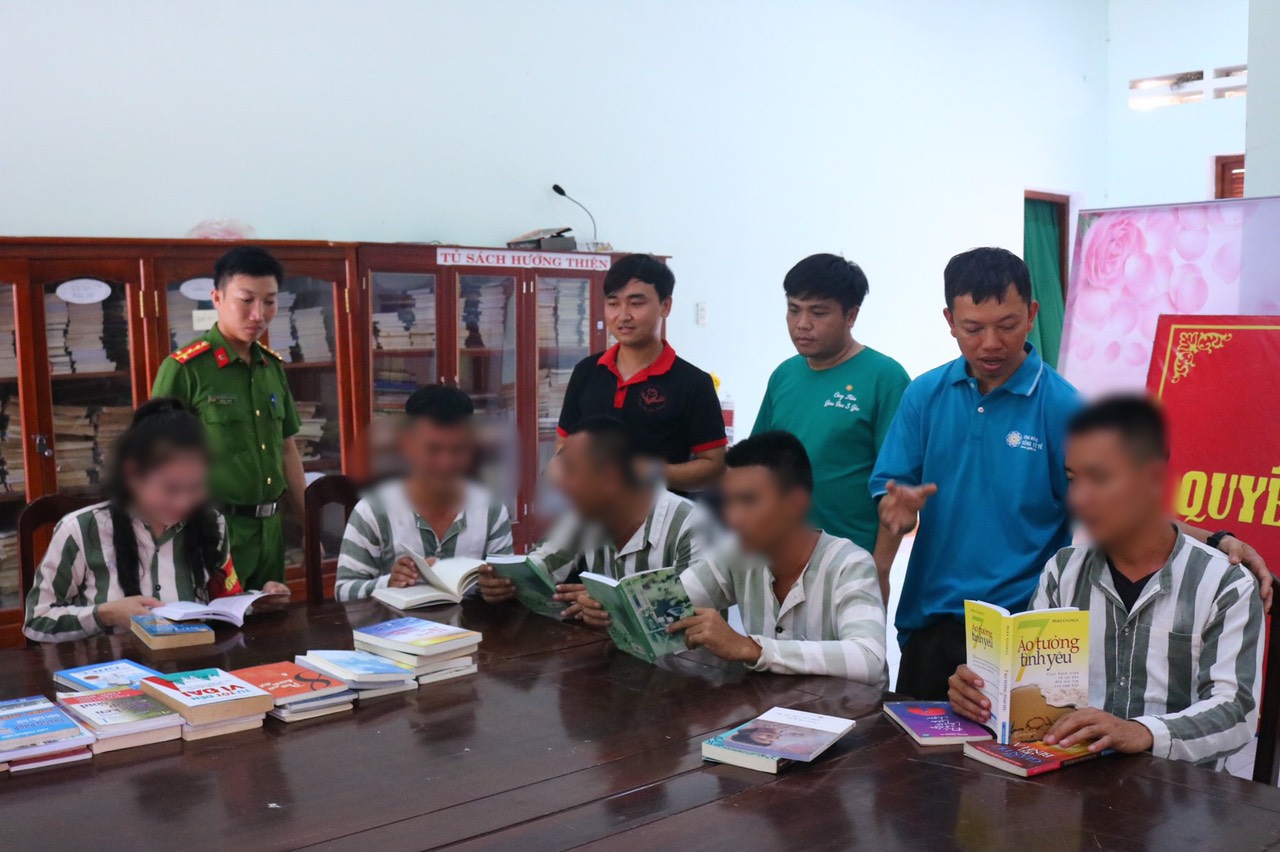 Cuộc thi viết &ldquo;L&Ograve;NG TỐT QUANH TA&rdquo;: Ch&agrave;ng trung &uacute;y l&agrave;m thiện nguyện bằng c&acirc;y xanh v&agrave; s&aacute;ch- Ảnh 4.