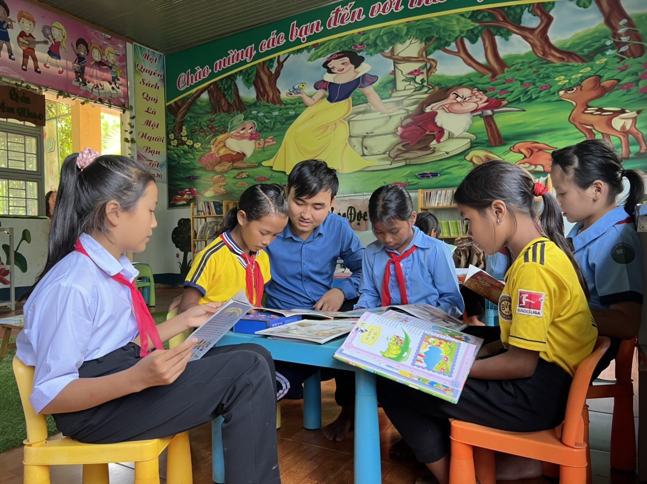 Cuộc thi viết &ldquo;L&Ograve;NG TỐT QUANH TA&rdquo;: Ch&agrave;ng trung &uacute;y l&agrave;m thiện nguyện bằng c&acirc;y xanh v&agrave; s&aacute;ch- Ảnh 2.