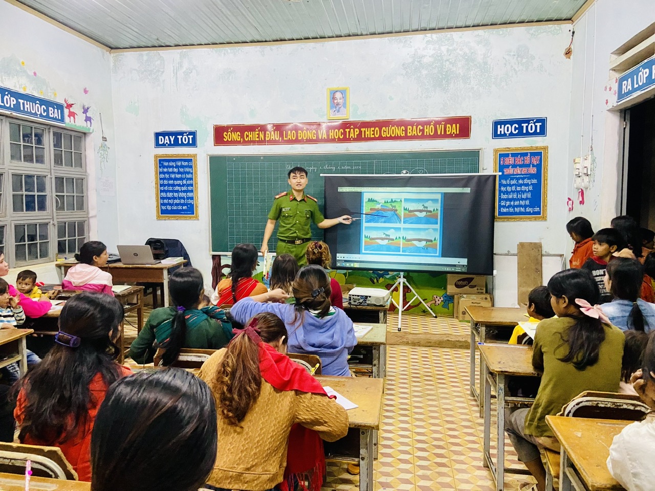 Cuộc thi viết &ldquo;L&Ograve;NG TỐT QUANH TA&rdquo;: Ch&agrave;ng trung &uacute;y l&agrave;m thiện nguyện bằng c&acirc;y xanh v&agrave; s&aacute;ch- Ảnh 1.