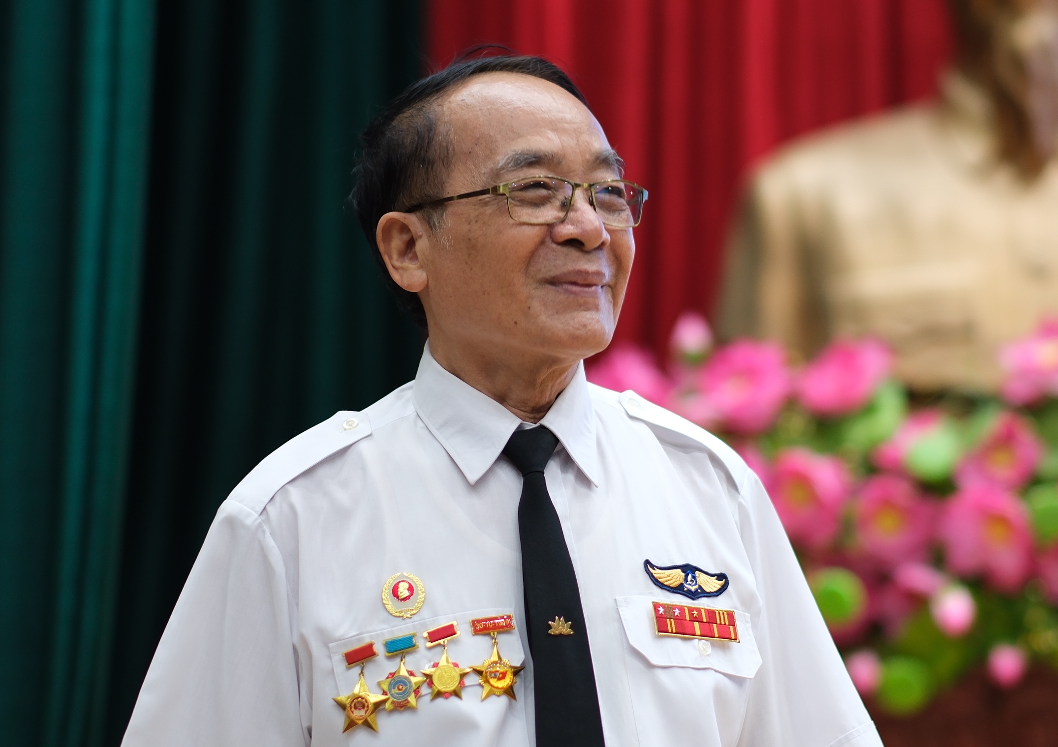 Chuyện chưa kể: Khi phi c&ocirc;ng "vừa l&agrave; tiếp vi&ecirc;n, vừa l&aacute;i m&aacute;y bay"- Ảnh 1.