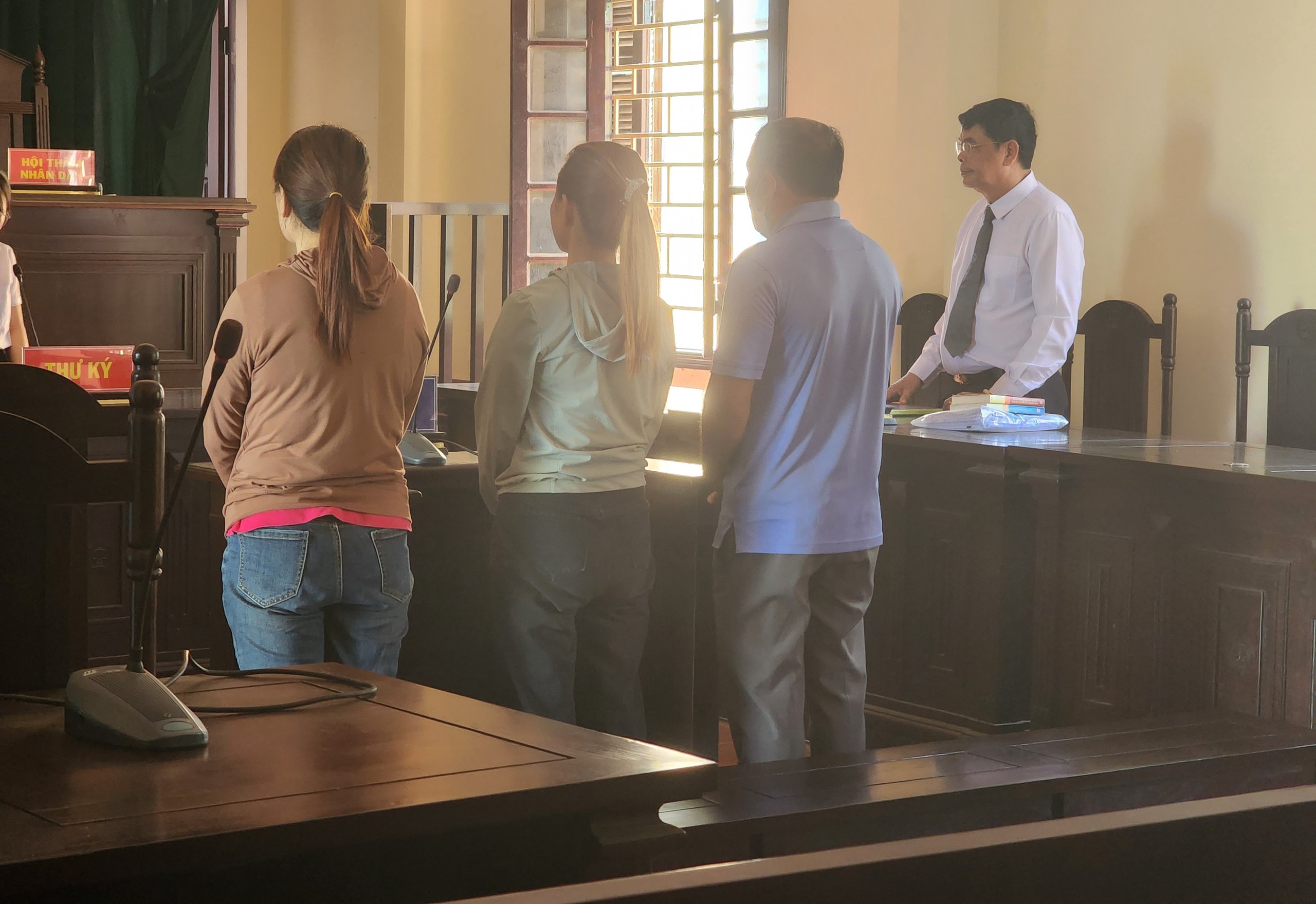 Đưa tiền chạy án cho đối tượng lừa đảo, 5 người bị buộc tội đưa hối lộ- Ảnh 1.