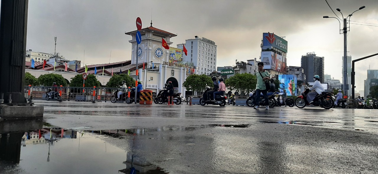 TP HCM: "Mưa v&agrave;ng" v&agrave;o s&aacute;ng sớm, nhiều người bị t&eacute; ng&atilde;- Ảnh 2.