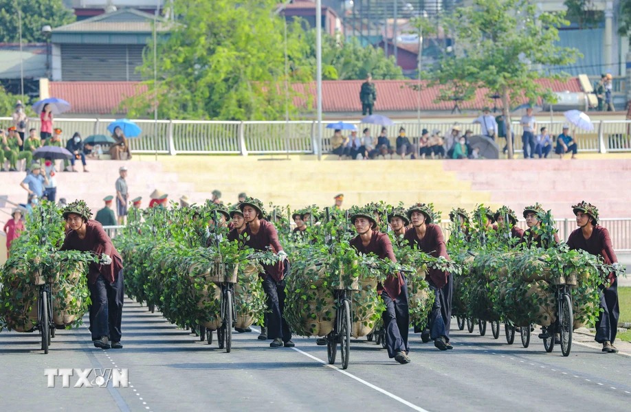 Bộ Quốc ph&ograve;ng hợp luyện lực lượng diễu binh, diễu h&agrave;nh tại Điện Bi&ecirc;n Phủ- Ảnh 5.