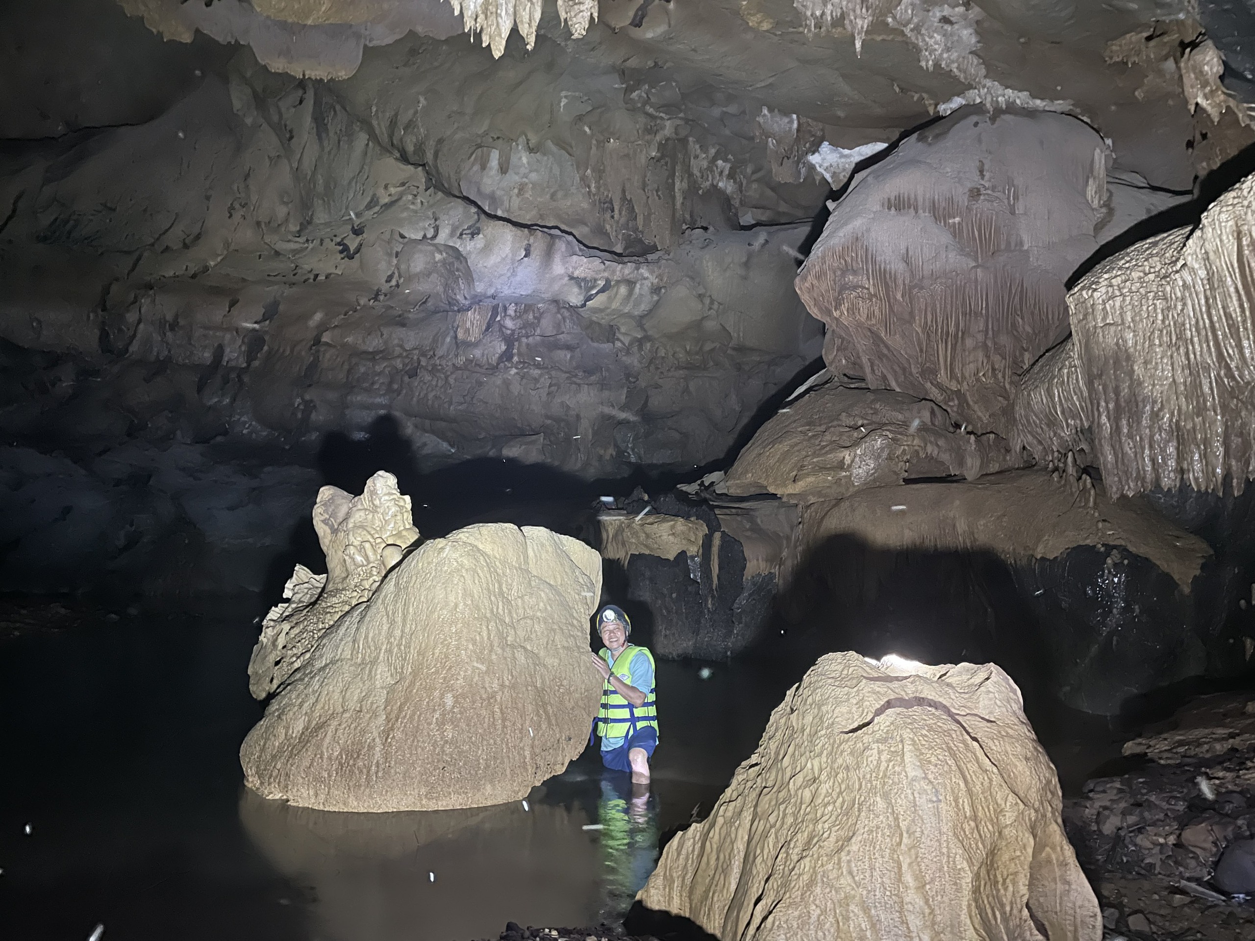 Hang động có khối thạch nhũ đẹp như