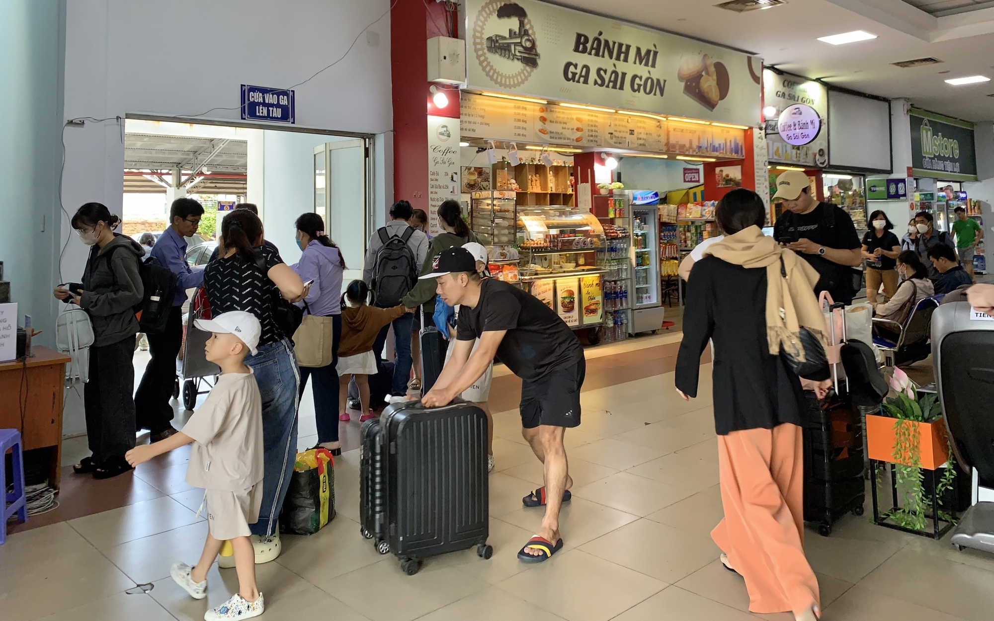 Tàu, xe sôi động sát kỳ nghỉ lễ