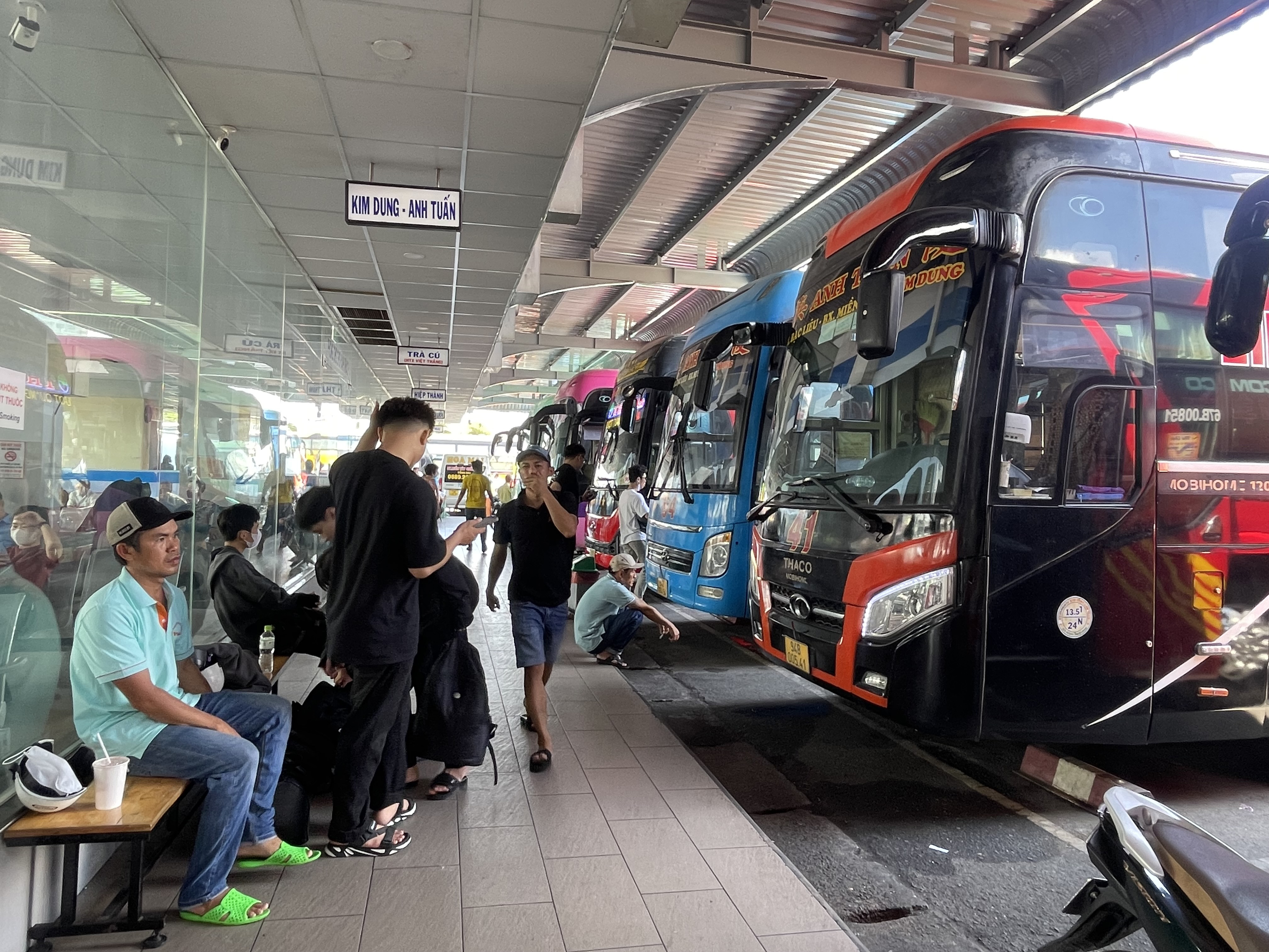 Tàu, xe sôi động sát kỳ nghỉ lễ- Ảnh 3.