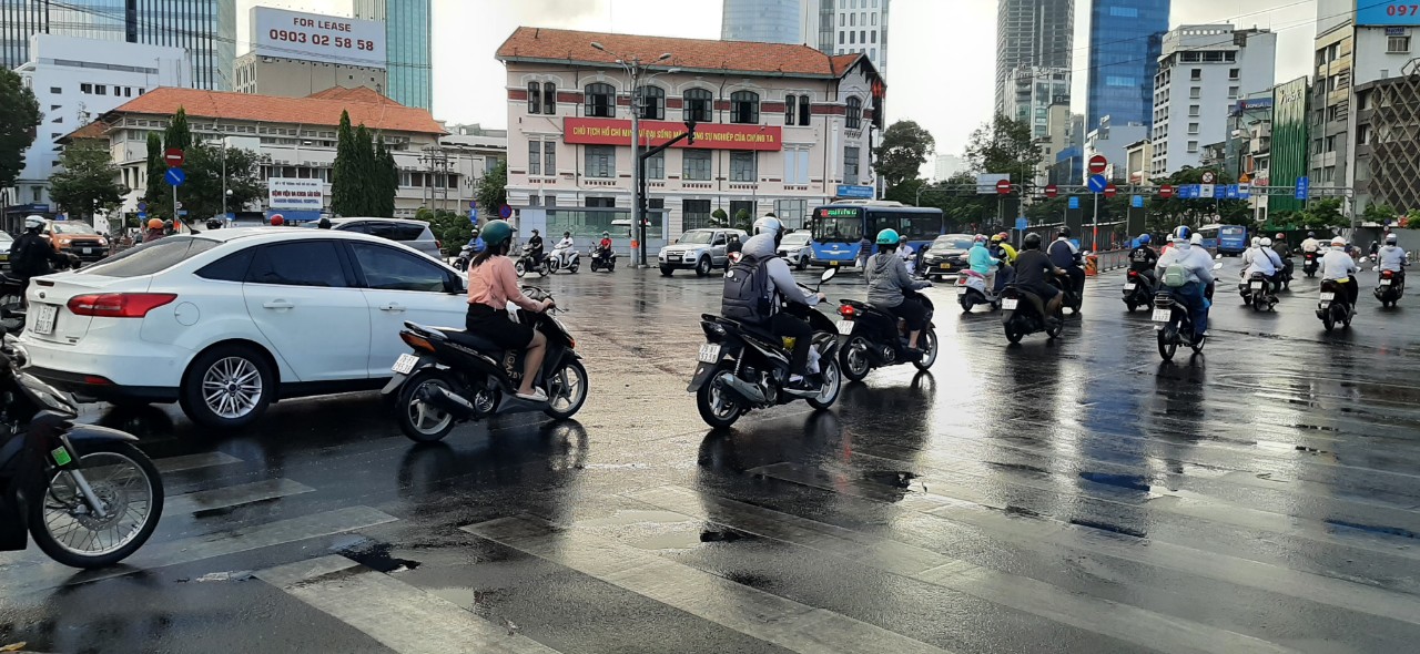 TP HCM: "Mưa v&agrave;ng" v&agrave;o s&aacute;ng sớm, nhiều người bị t&eacute; ng&atilde;- Ảnh 3.