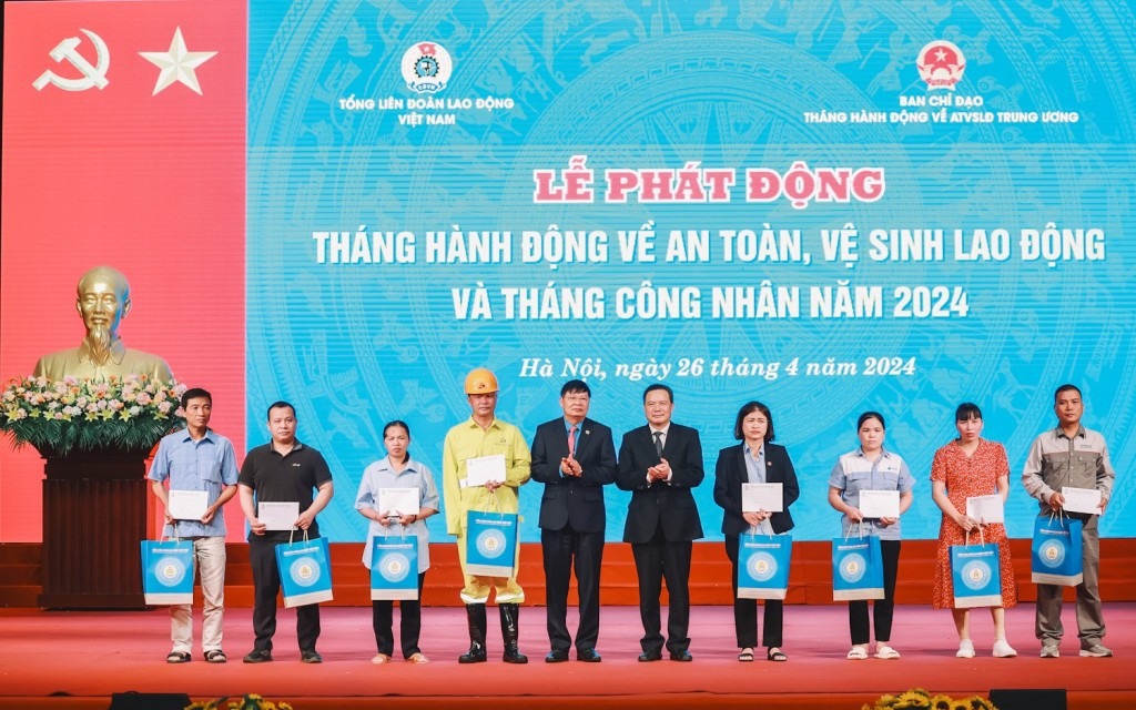 Lắng nghe và chia sẻ với công nhân