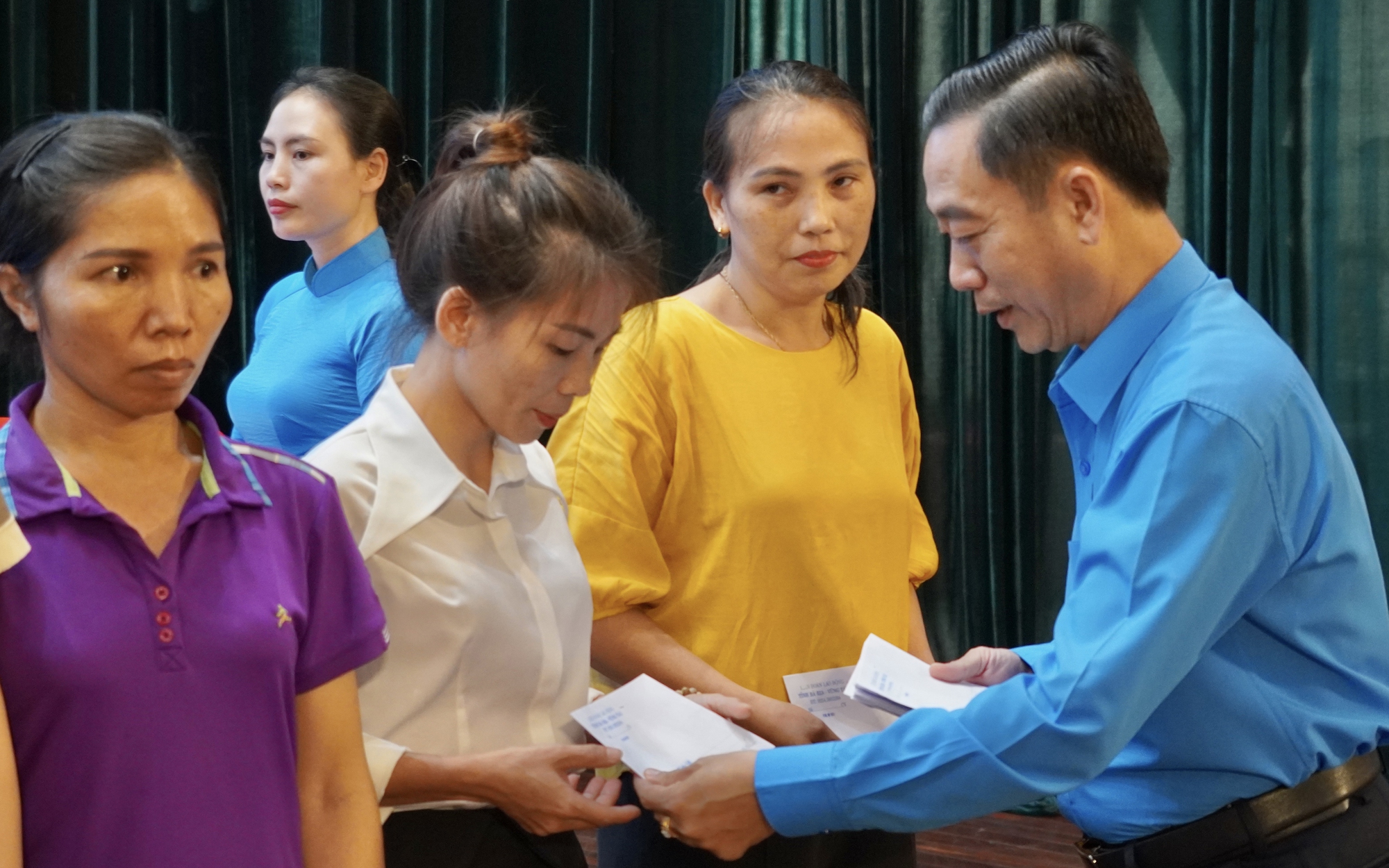 Khắp nơi tưng bừng khai mạc Tháng Công nhân