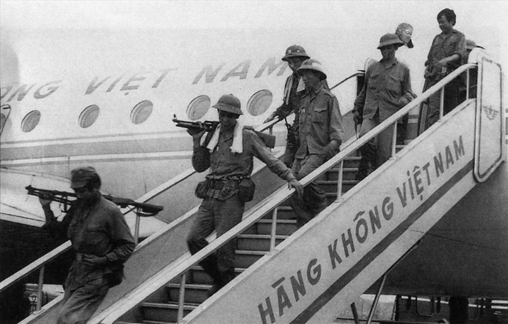 Chuyện chưa kể: Khi phi c&ocirc;ng "vừa l&agrave; tiếp vi&ecirc;n, vừa l&aacute;i m&aacute;y bay"- Ảnh 8.