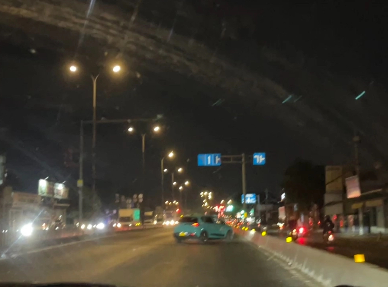 CSGT vất vả dừng xe của tài xế taxi có hành vi khó hiểu- Ảnh 1.