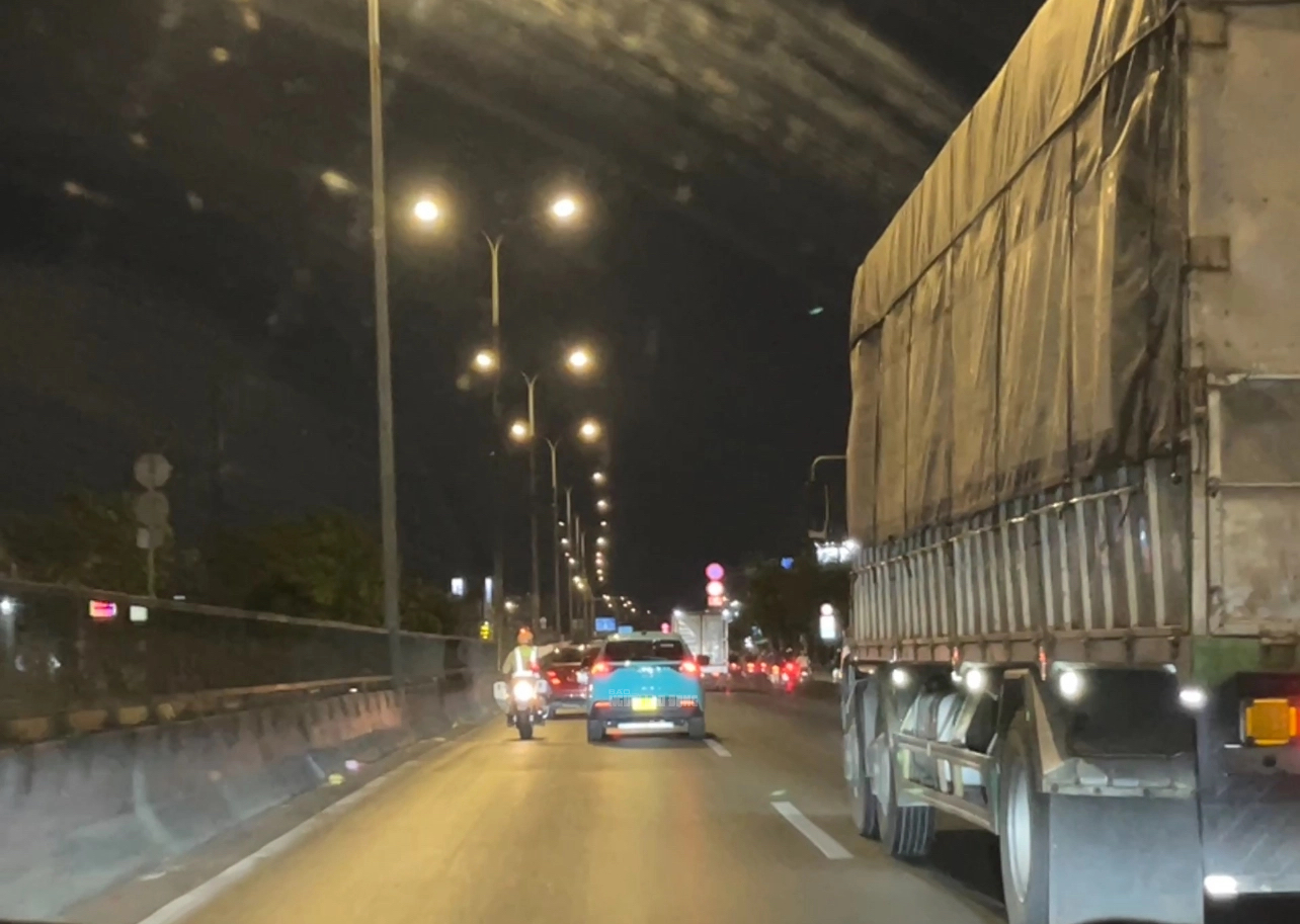 CSGT vất vả dừng xe của tài xế taxi có hành vi khó hiểu- Ảnh 2.