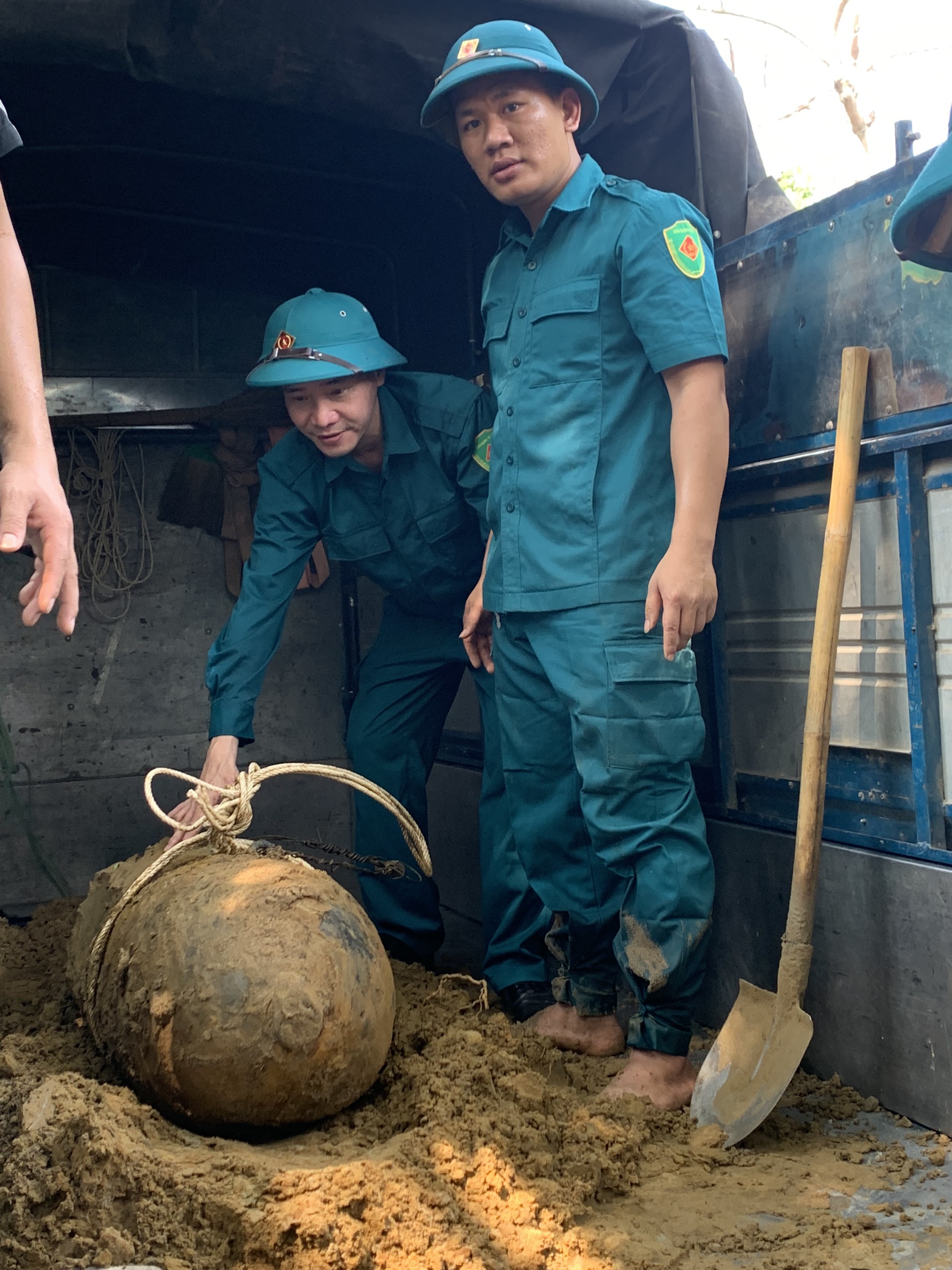 Ph&aacute;t hiện quả bom nặng 340 kg c&ograve;n nguy&ecirc;n k&iacute;p nổ giữa khu d&acirc;n cư đ&ocirc;ng đ&uacute;c- Ảnh 2.