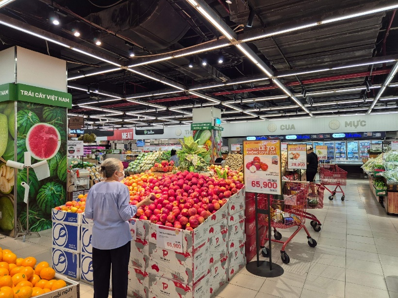 A person standing in a grocery store  Description automatically generated