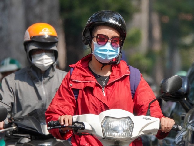 Nắng nóng gay gắt trên cả nước, nhiều nơi vượt 40 độ C- Ảnh 1.