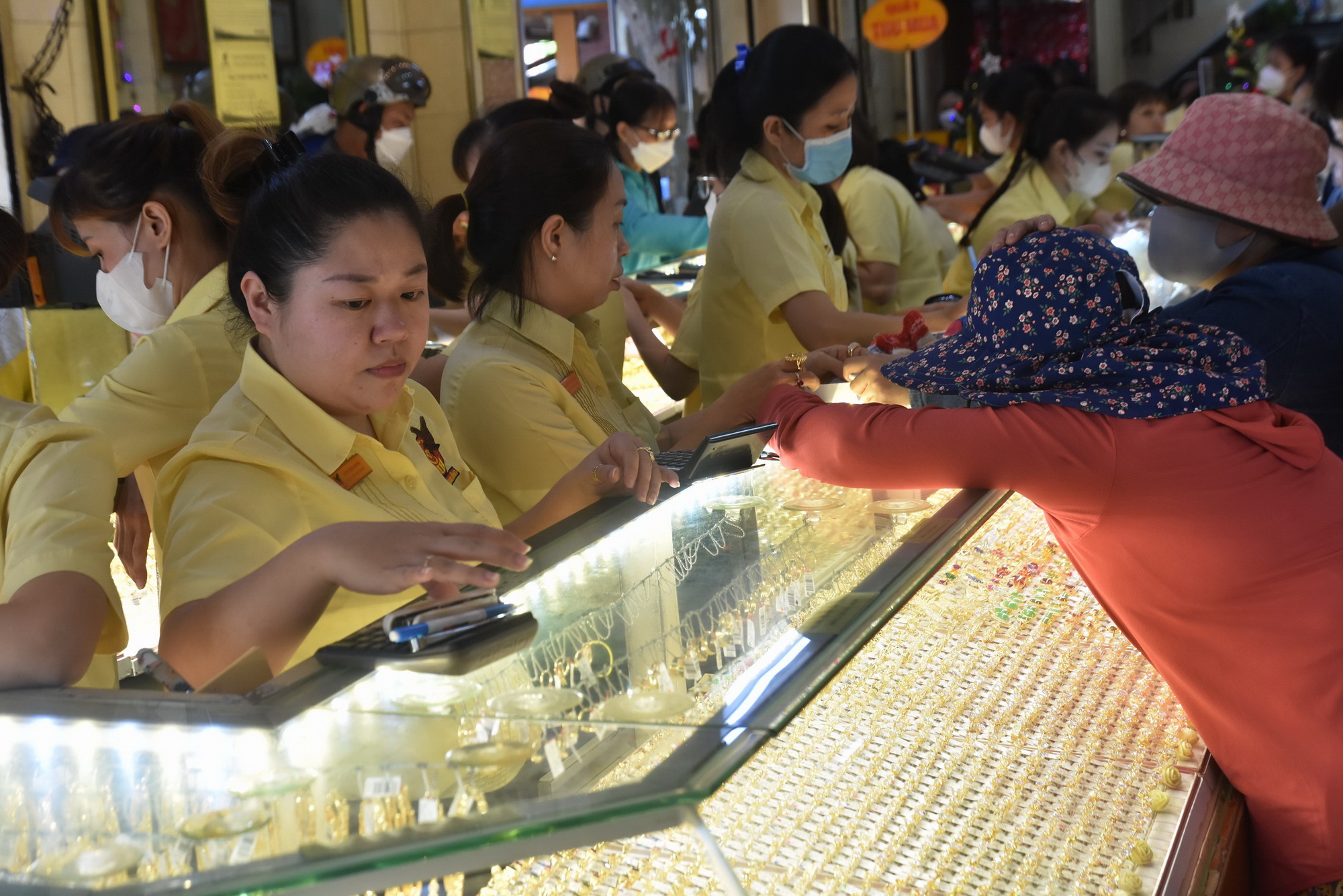 Giá vàng hôm nay, 27-4: Đột ngột sụt giảm- Ảnh 1.