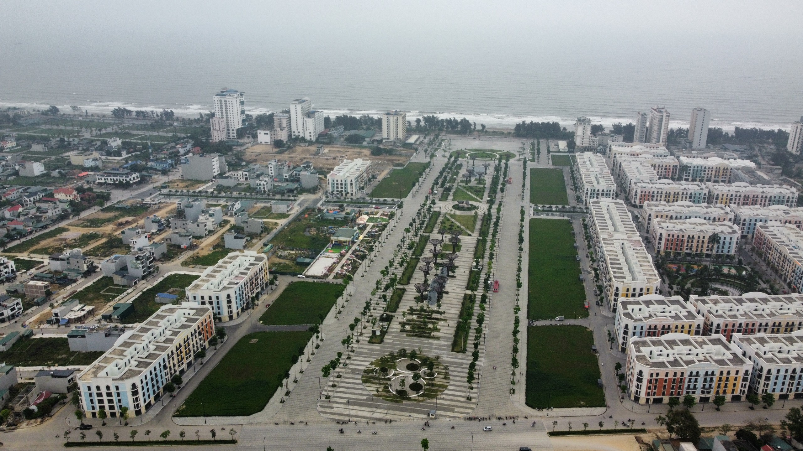 Xuất hiện công viên nước "khổng lồ" ở biển Sầm Sơn- Ảnh 1.