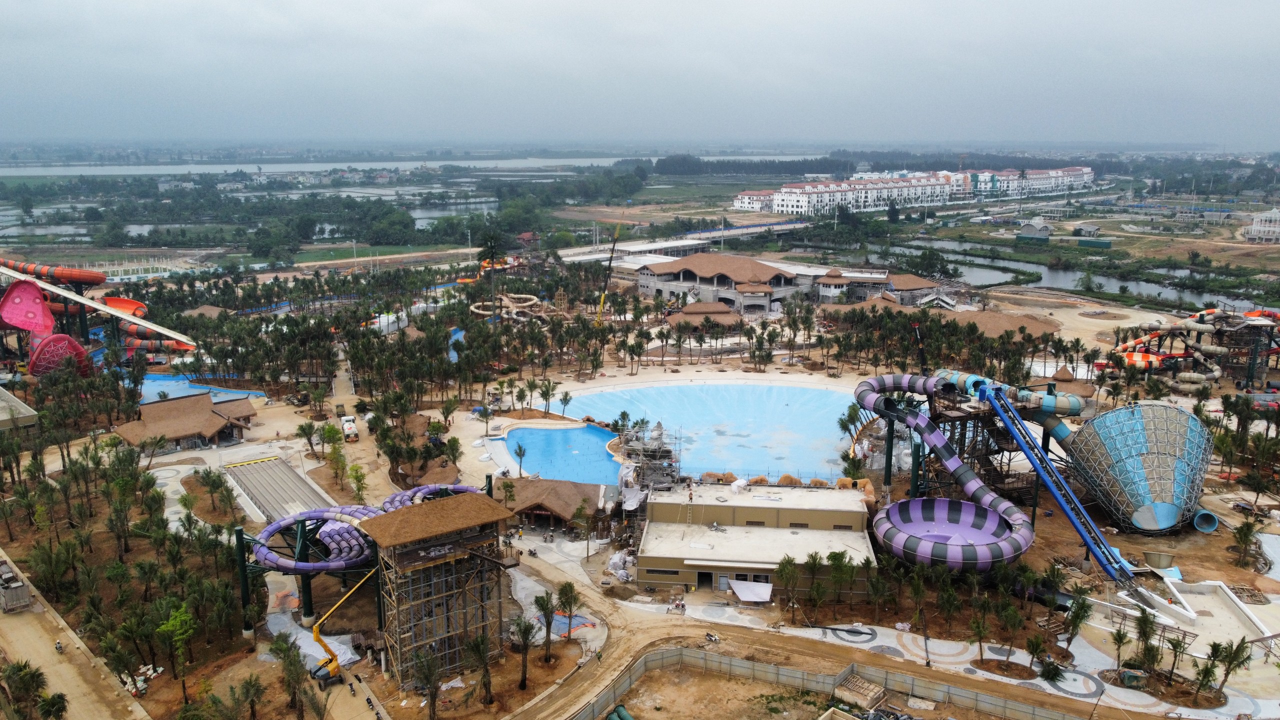 Xuất hiện công viên nước "khổng lồ" ở biển Sầm Sơn- Ảnh 9.