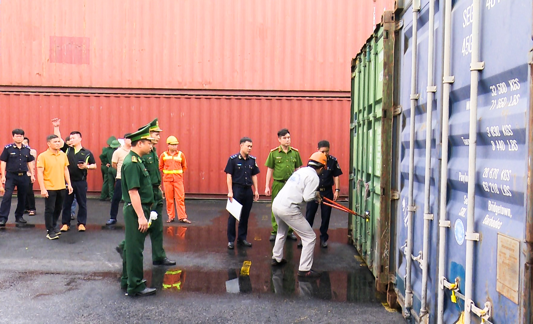 Tạm giữ nhóm đối tượng khai báo gian dối để xuất kim loại trái phép ra nước ngoài- Ảnh 1.