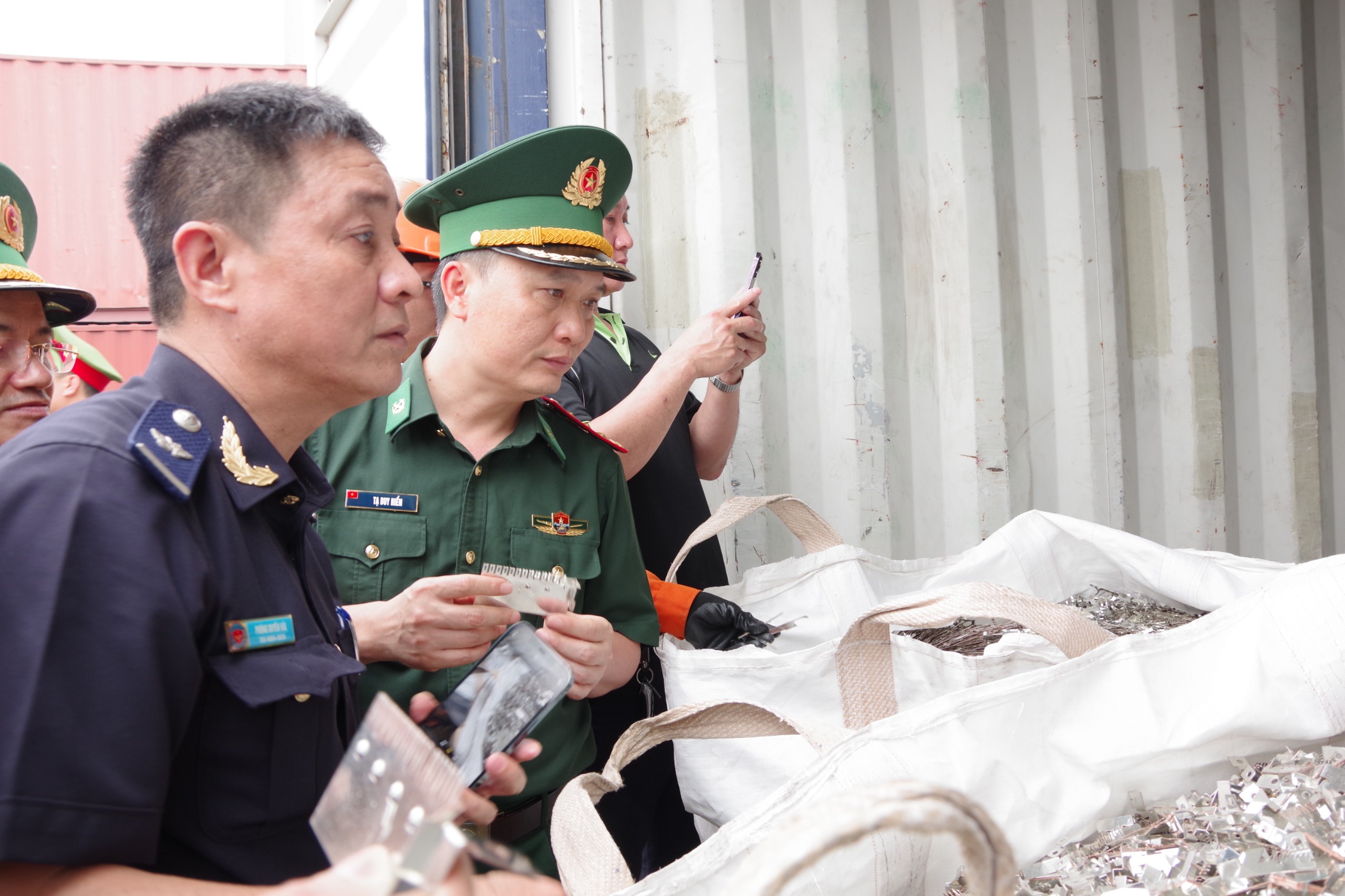 Tạm giữ nhóm đối tượng khai báo gian dối để xuất kim loại trái phép ra nước ngoài- Ảnh 3.