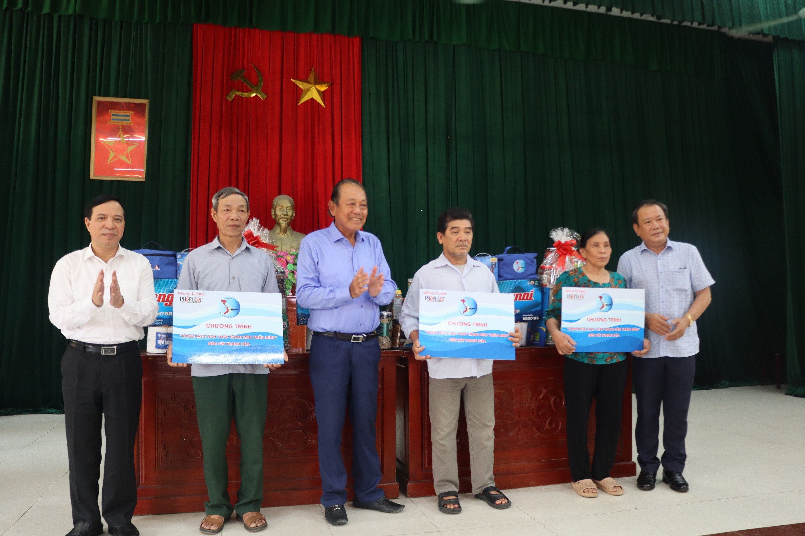 "Cùng ngư dân thắp sáng đèn trên biển" đến với ngư dân xứ Thanh- Ảnh 1.