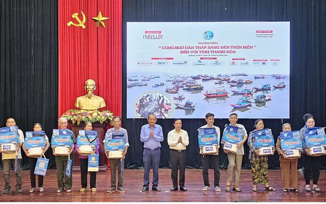 "Cùng ngư dân thắp sáng đèn trên biển" đến với ngư dân xứ Thanh