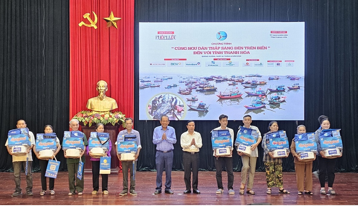 "Cùng ngư dân thắp sáng đèn trên biển" đến với ngư dân xứ Thanh- Ảnh 2.