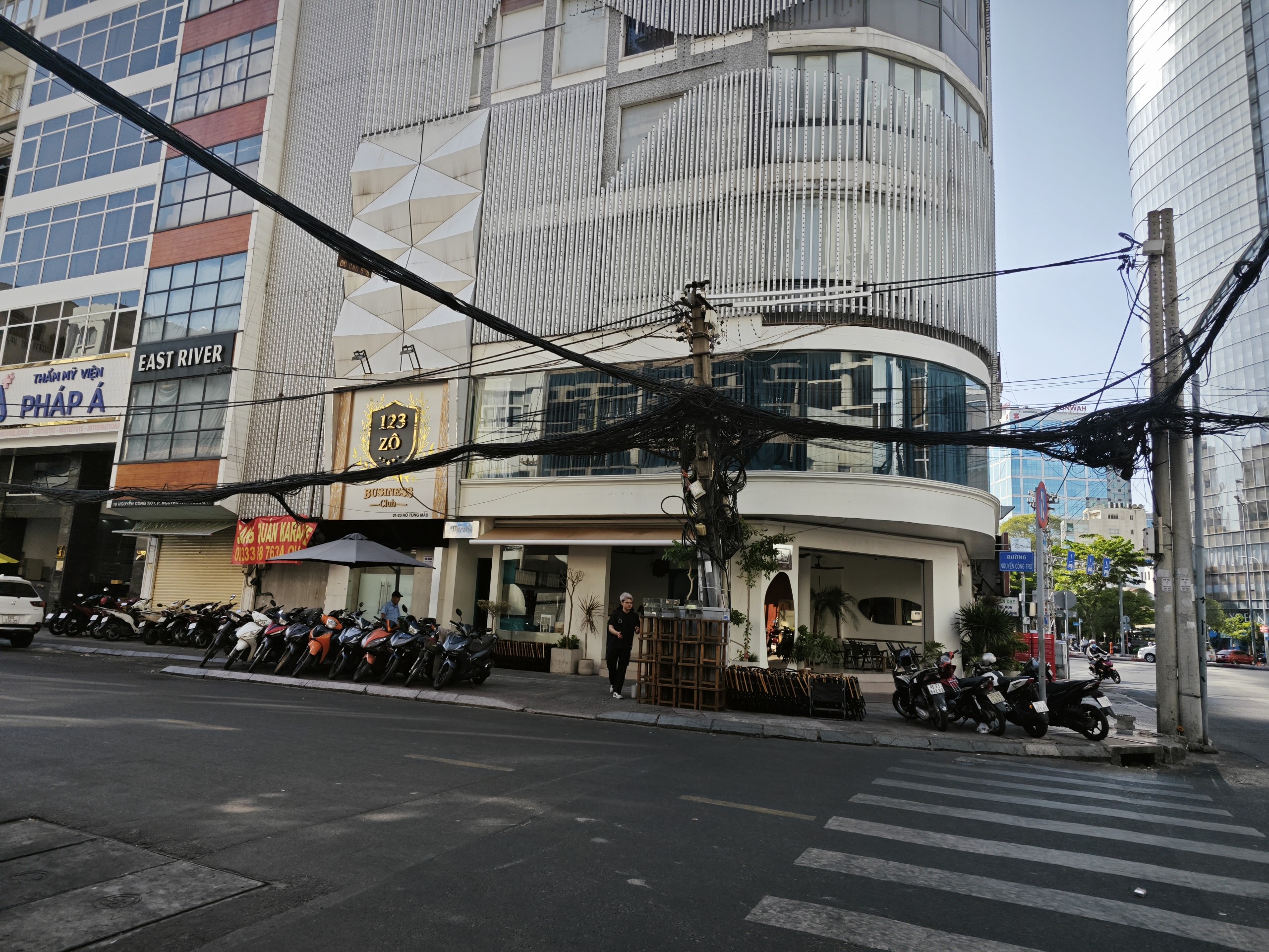&Ocirc; t&ocirc; BMW g&acirc;y n&aacute;o loạn ở trung t&acirc;m TP HCM- Ảnh 2.