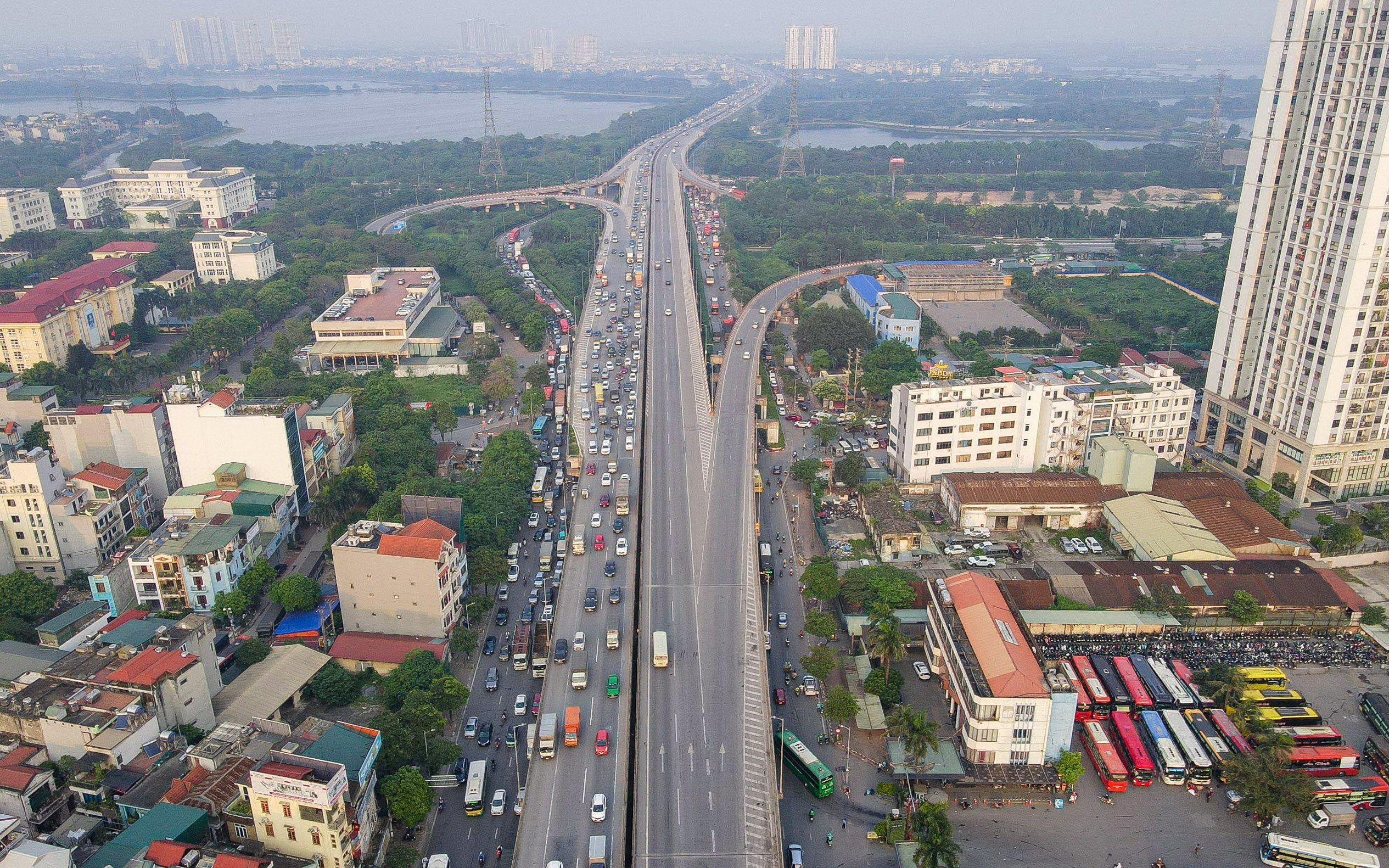 Người dân đổ về quê khiến cửa ngõ thủ đô ùn tắc- Ảnh 10.
