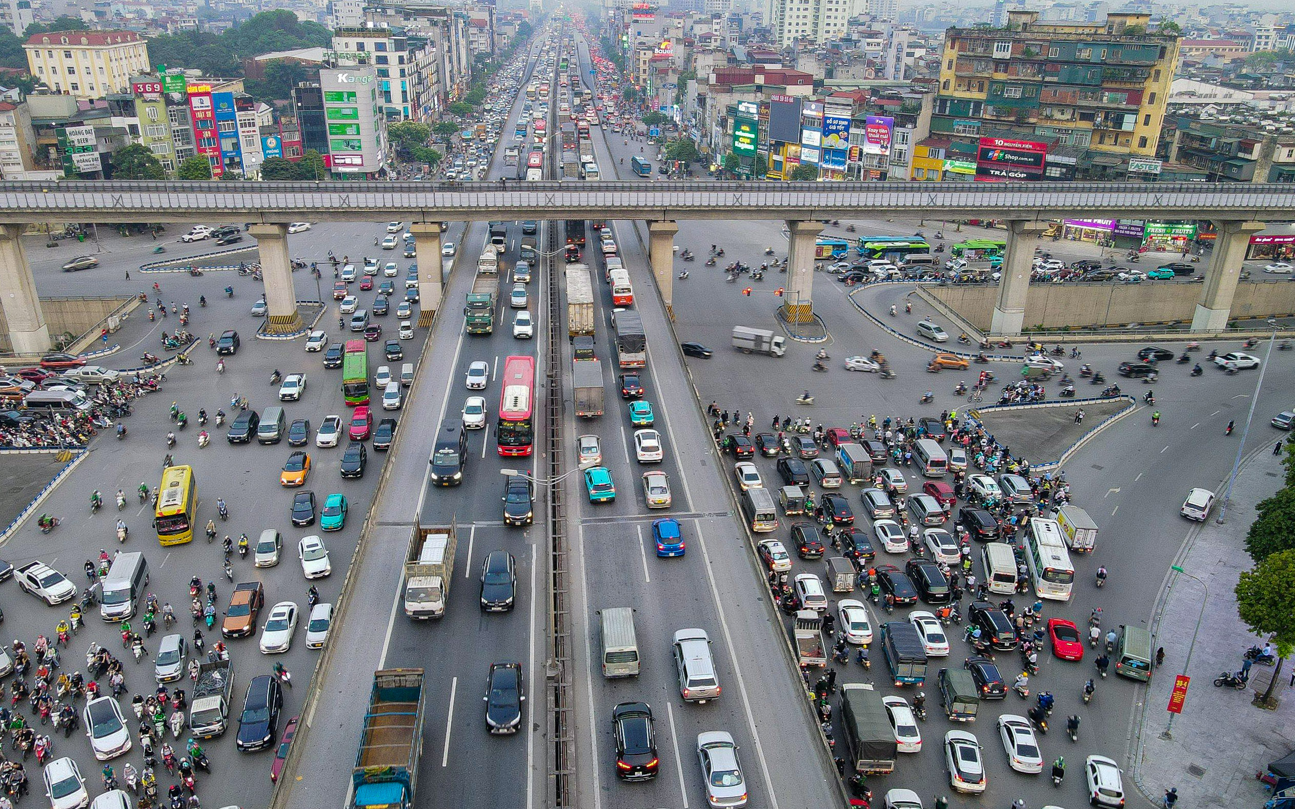 Người dân đổ về quê khiến cửa ngõ thủ đô ùn tắc- Ảnh 4.
