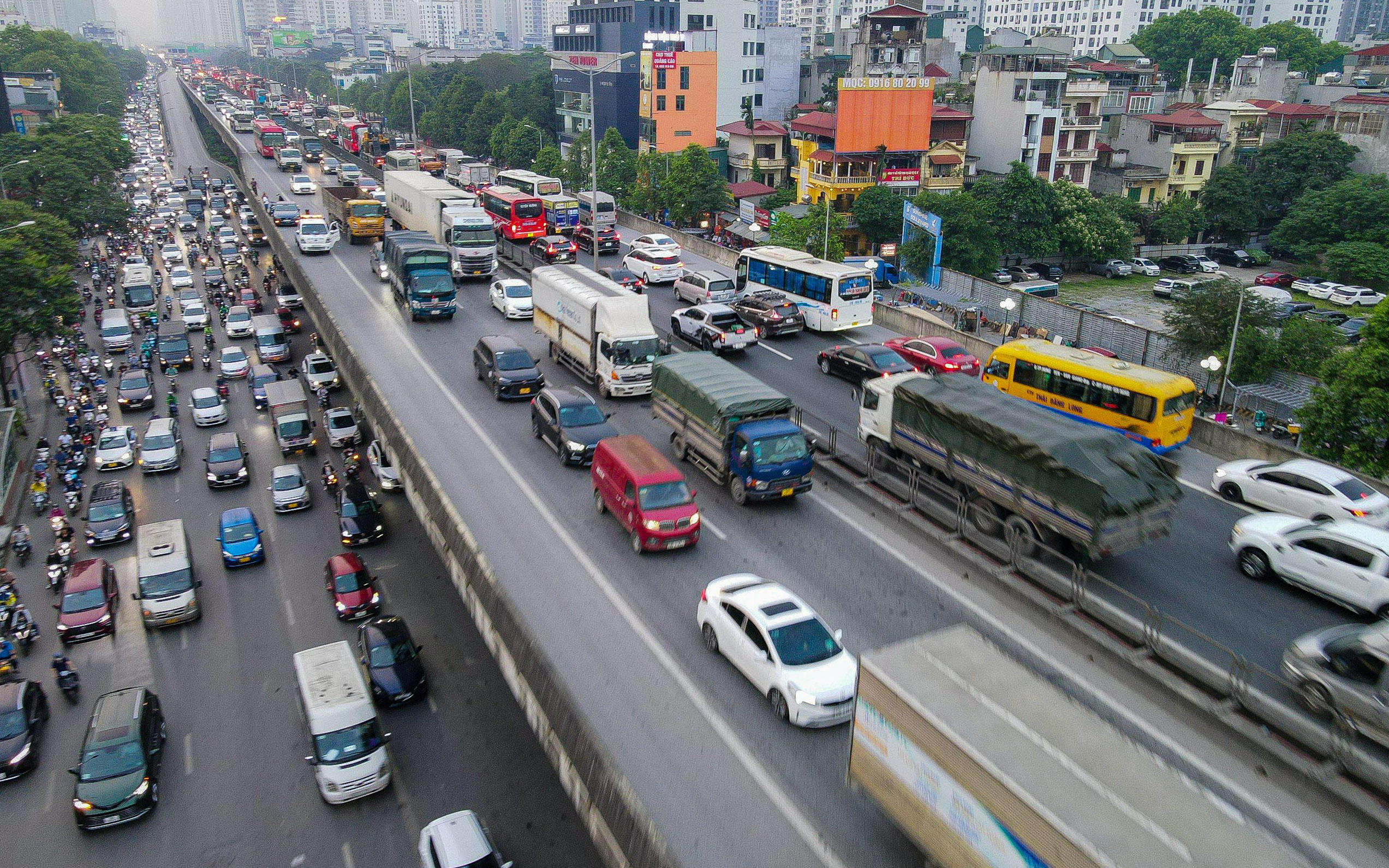 Người dân đổ về quê khiến cửa ngõ thủ đô ùn tắc- Ảnh 5.