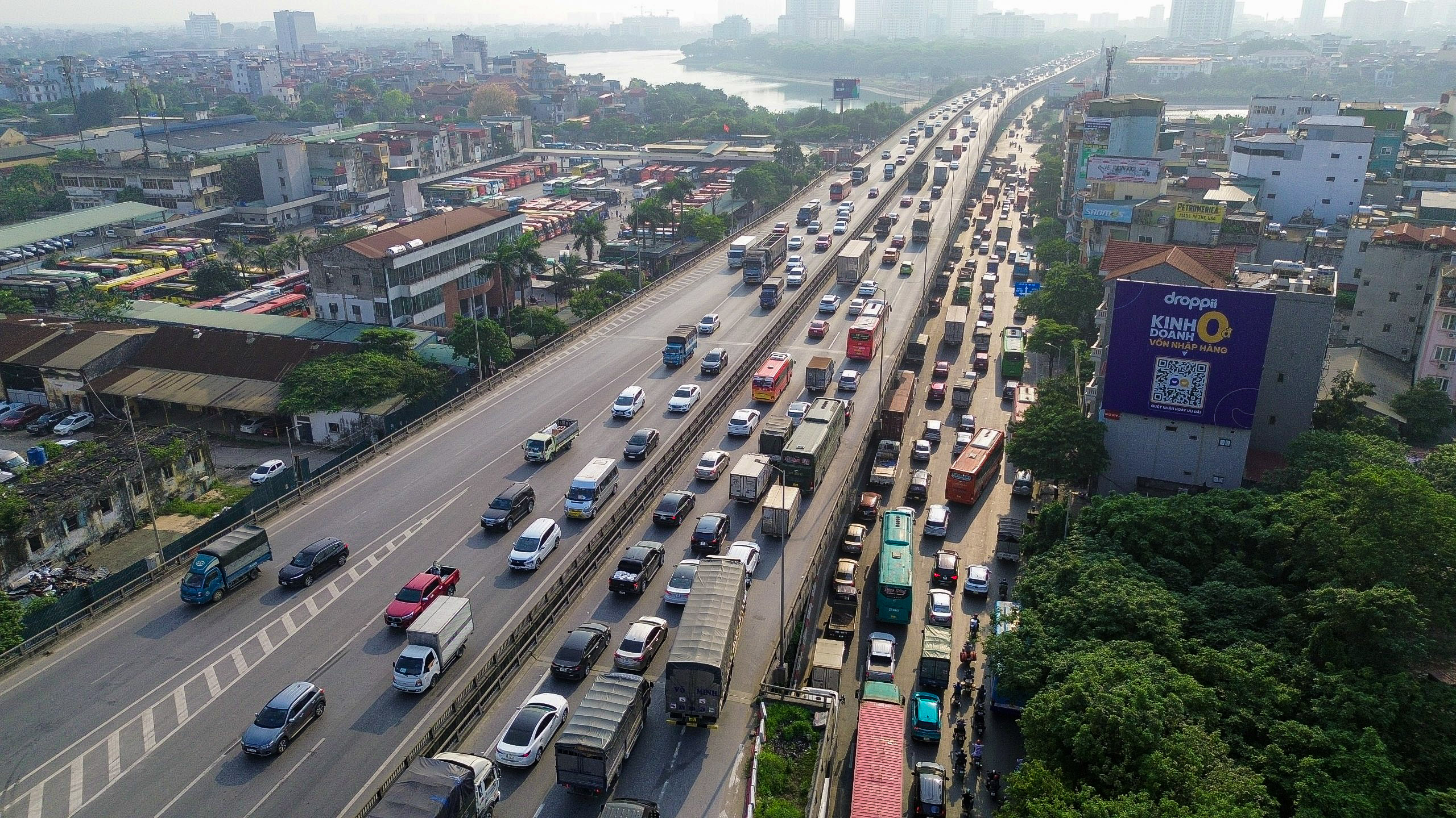 Người dân đổ về quê khiến cửa ngõ thủ đô ùn tắc- Ảnh 7.