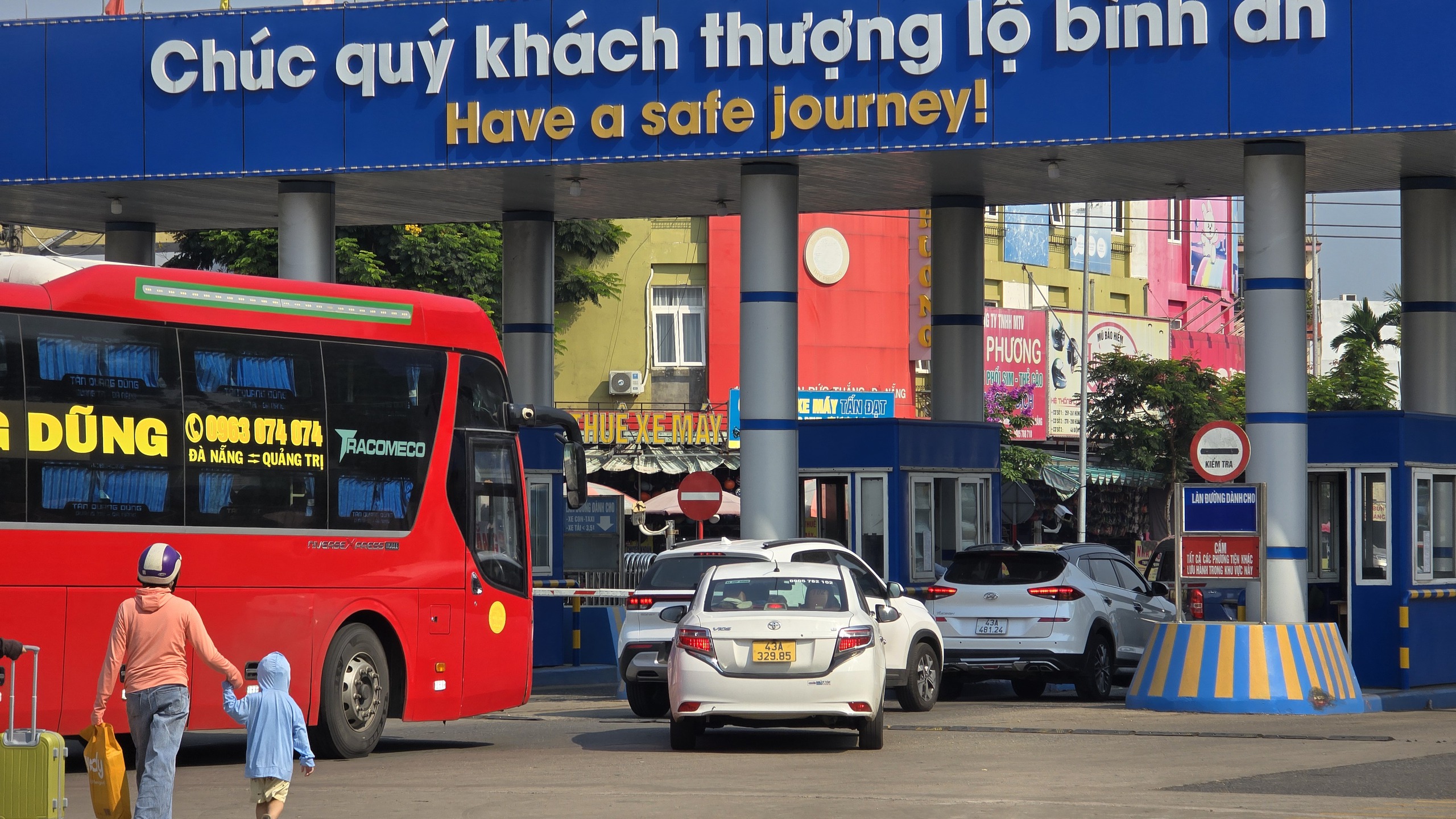 Khung cảnh lạ ở sân bay Tân Sơn Nhất trong ngày đầu nghỉ lễ 30-4, 1-5- Ảnh 14.
