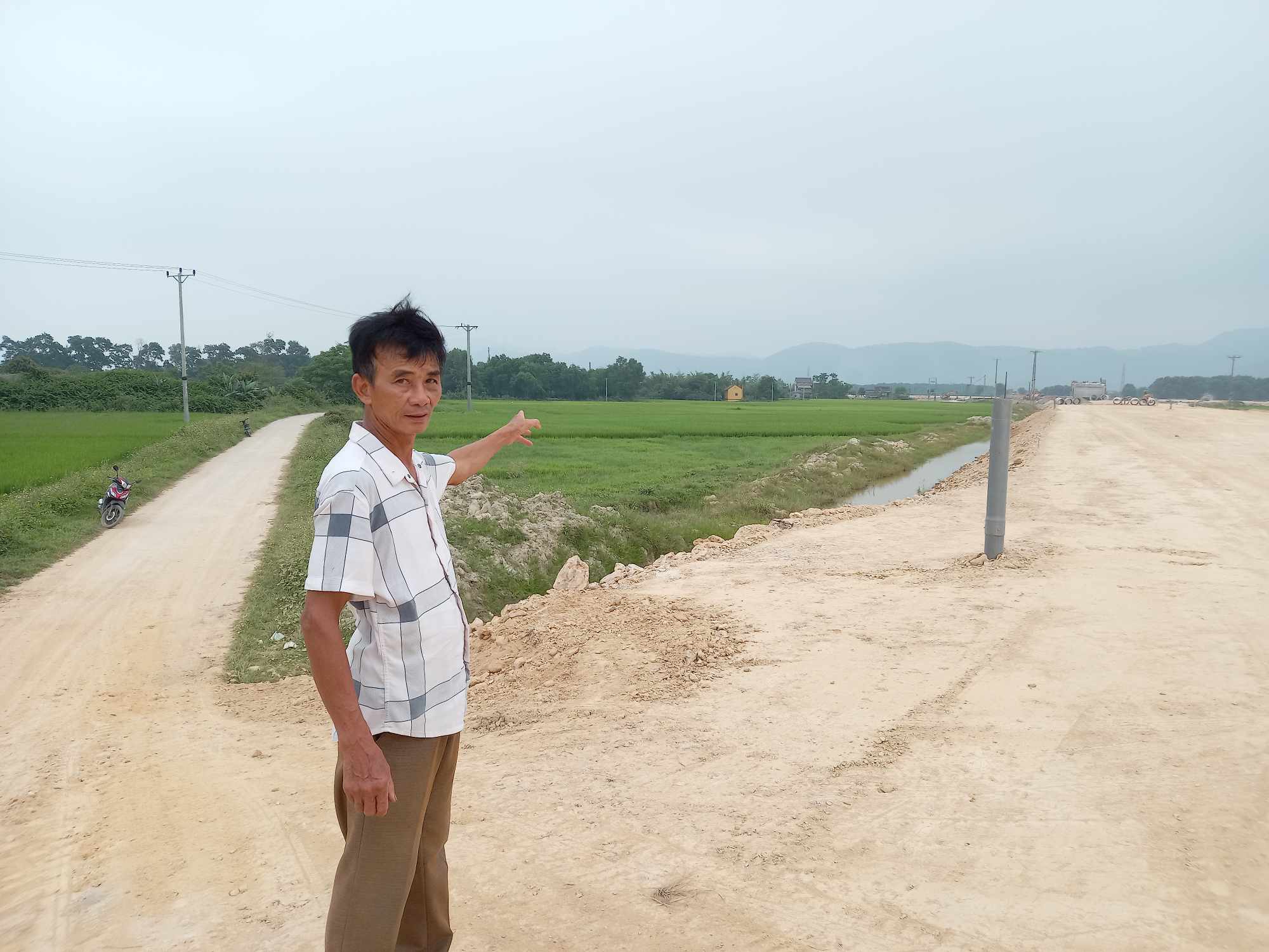 Người dân lo lắng khi đường giao thông nông thôn bị đường dẫn cao tốc Bắc-Nam chia cắt- Ảnh 1.