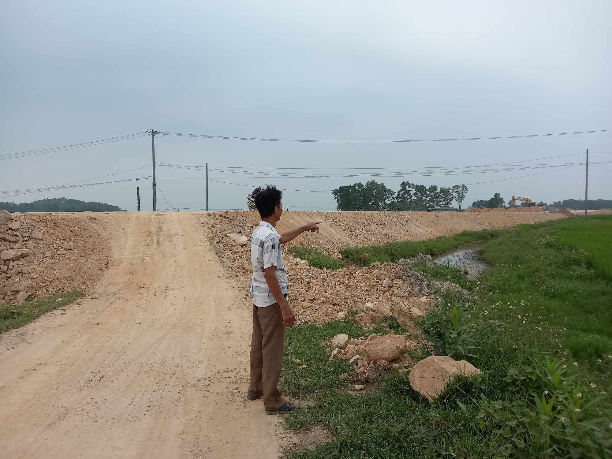 Người dân lo lắng khi đường giao thông nông thôn bị đường dẫn cao tốc Bắc-Nam chia cắt- Ảnh 2.