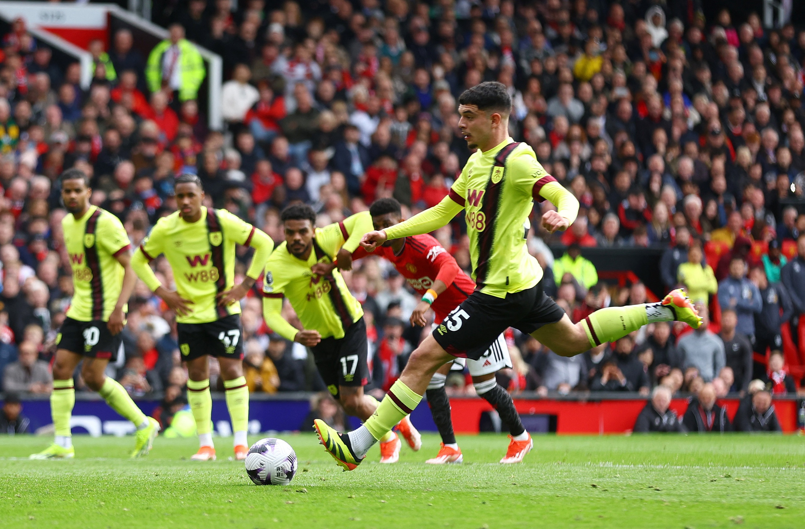 ... v&agrave; cầu thủ người Thụy Sĩ gỡ h&ograve;a 1-1 cho Burnley