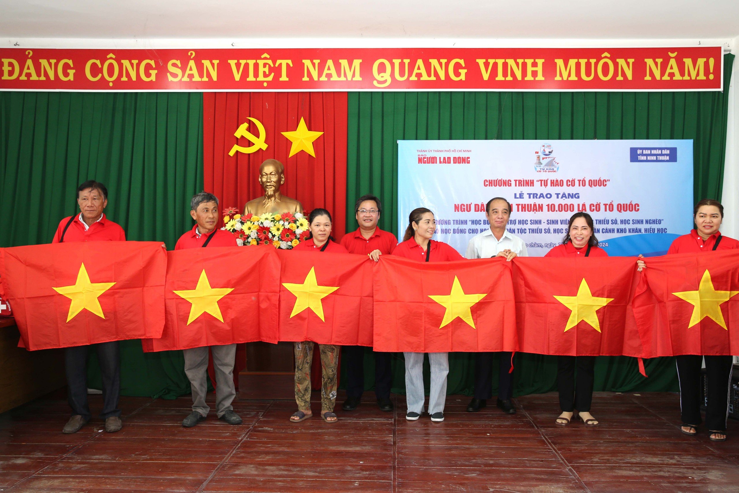 Cờ Tổ quốc đến với ngư dân Ninh Thuận- Ảnh 2.